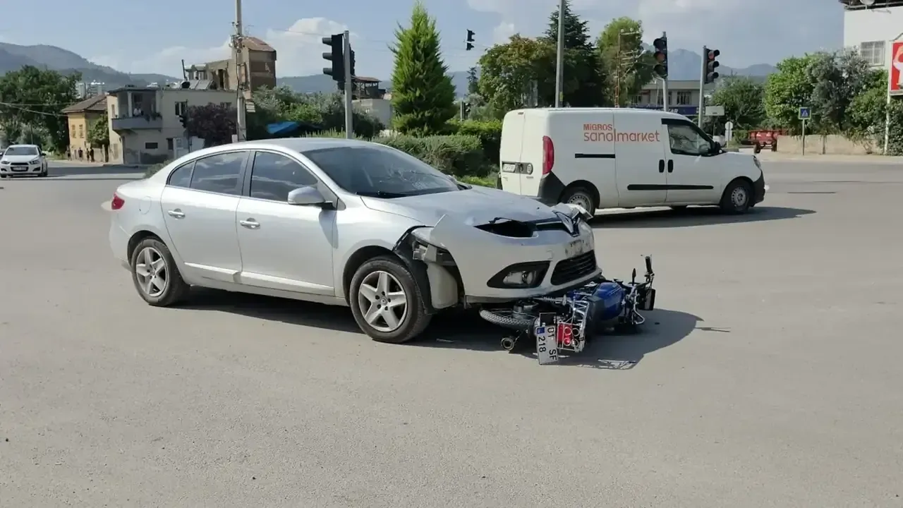 Kozan’da motosiklet devrildi: 2 kişi yaralandı