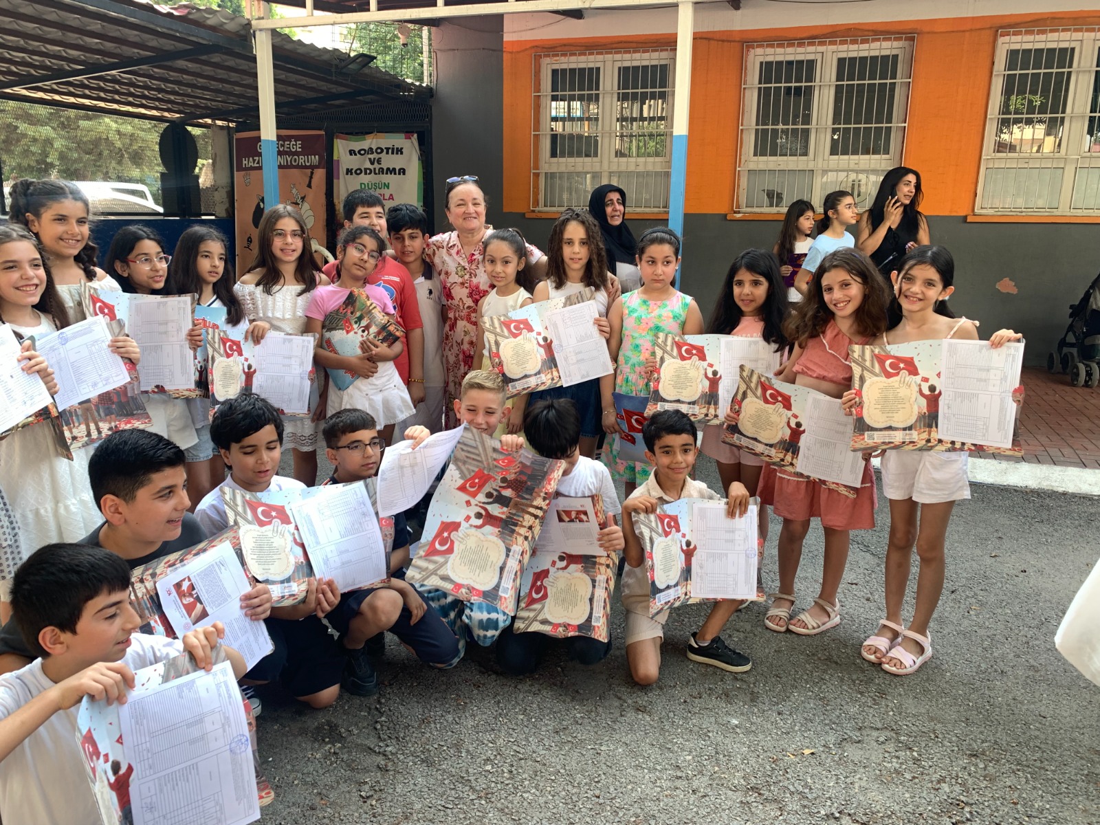Adana’da 485 bin öğrenci karne sevinci yaşadı