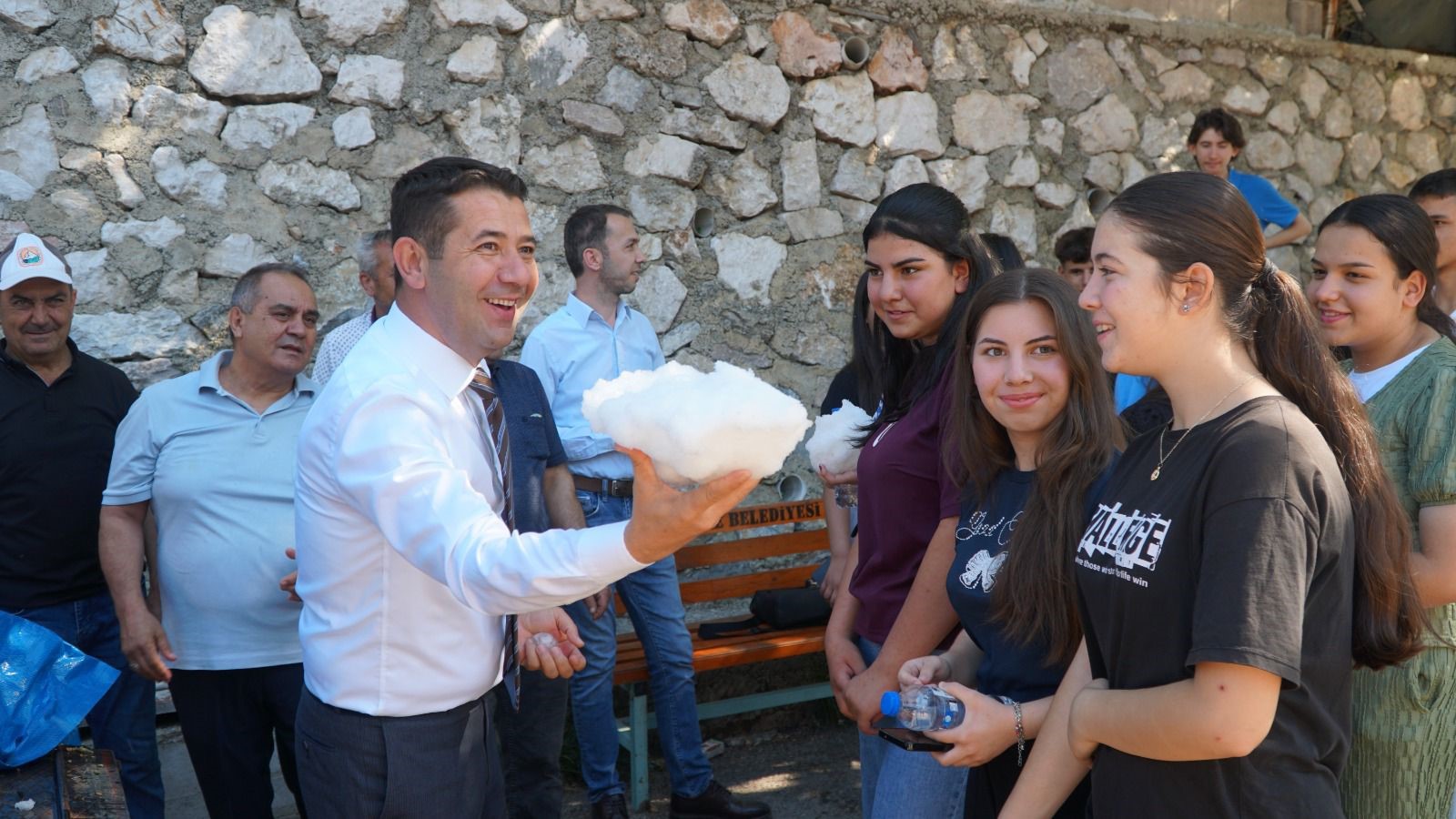 Feke’de öğrencilere serinleten karne hediyesi