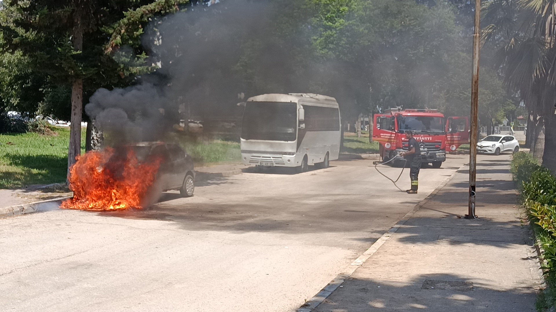 Adana’da park halindeki otomobil alev alev yandı
