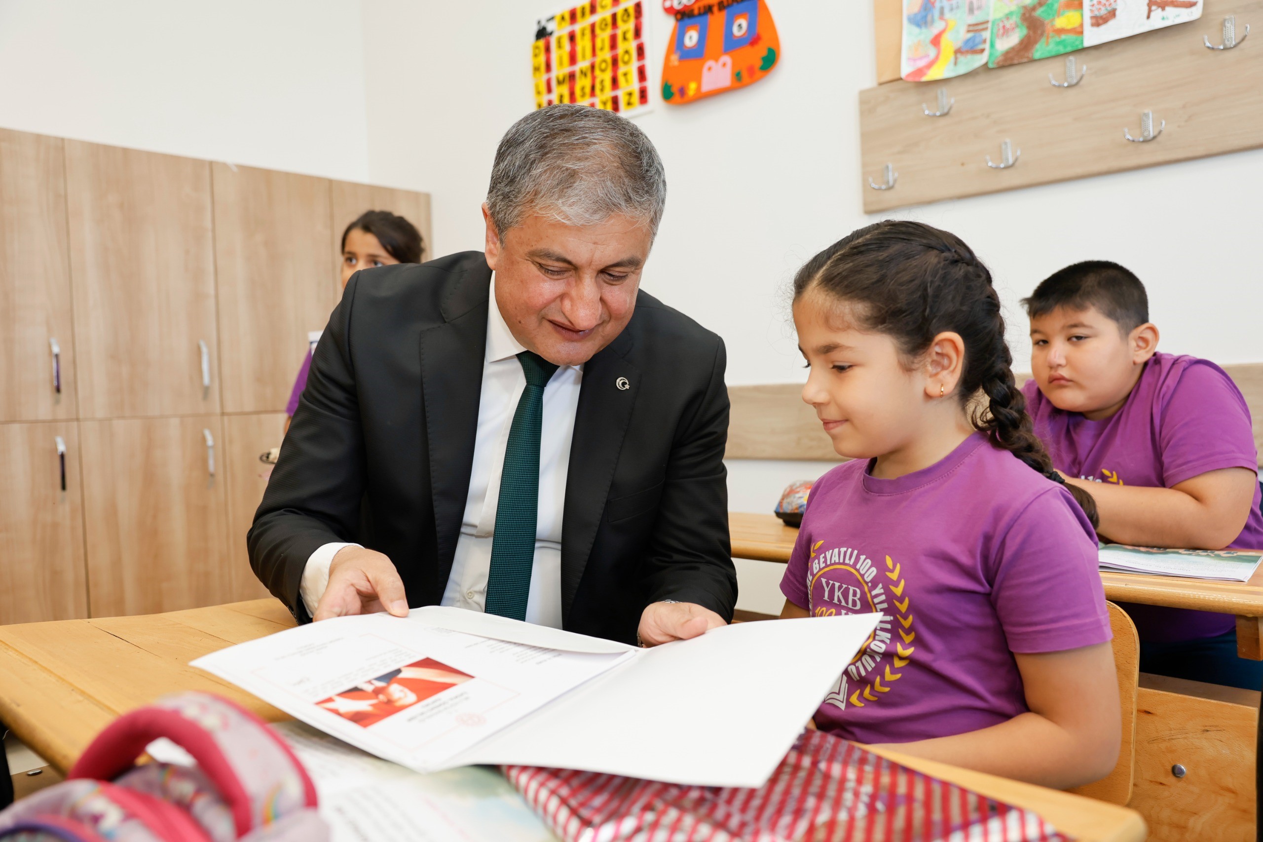 Adana Valisi Mustafa Yavuz’dan öğrencilere karne ziyareti