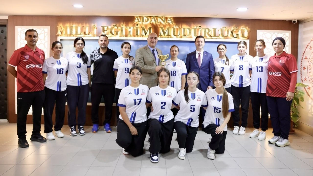 Şampiyon hokeycilerden İl Millî Eğitim Müdürü Aras’a ziyaret