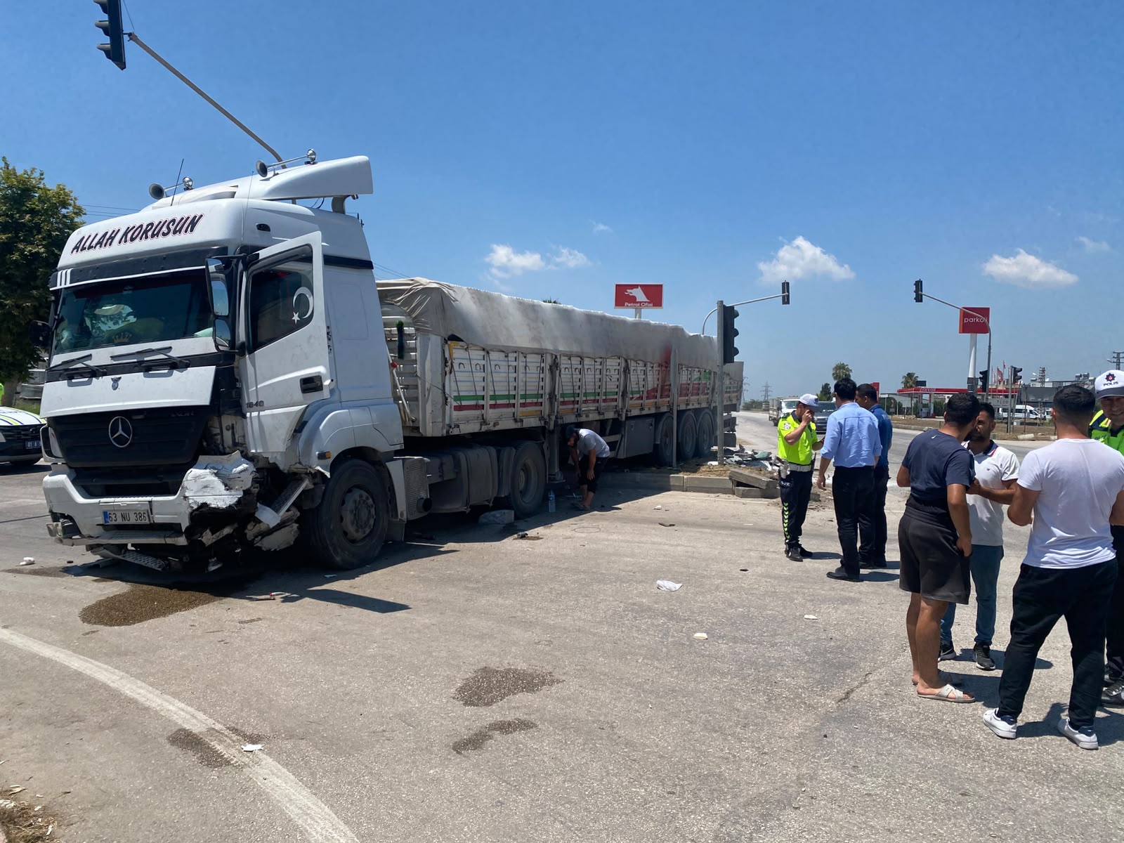 Ceyhan’da TIR iki otomobile çarptı: 5 yaralı