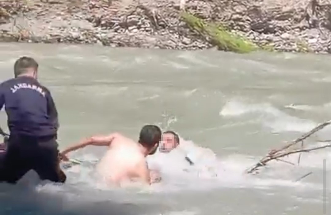 Pozantı'da çayda mahsur kalan vatandaşı ekipler kurtardı
