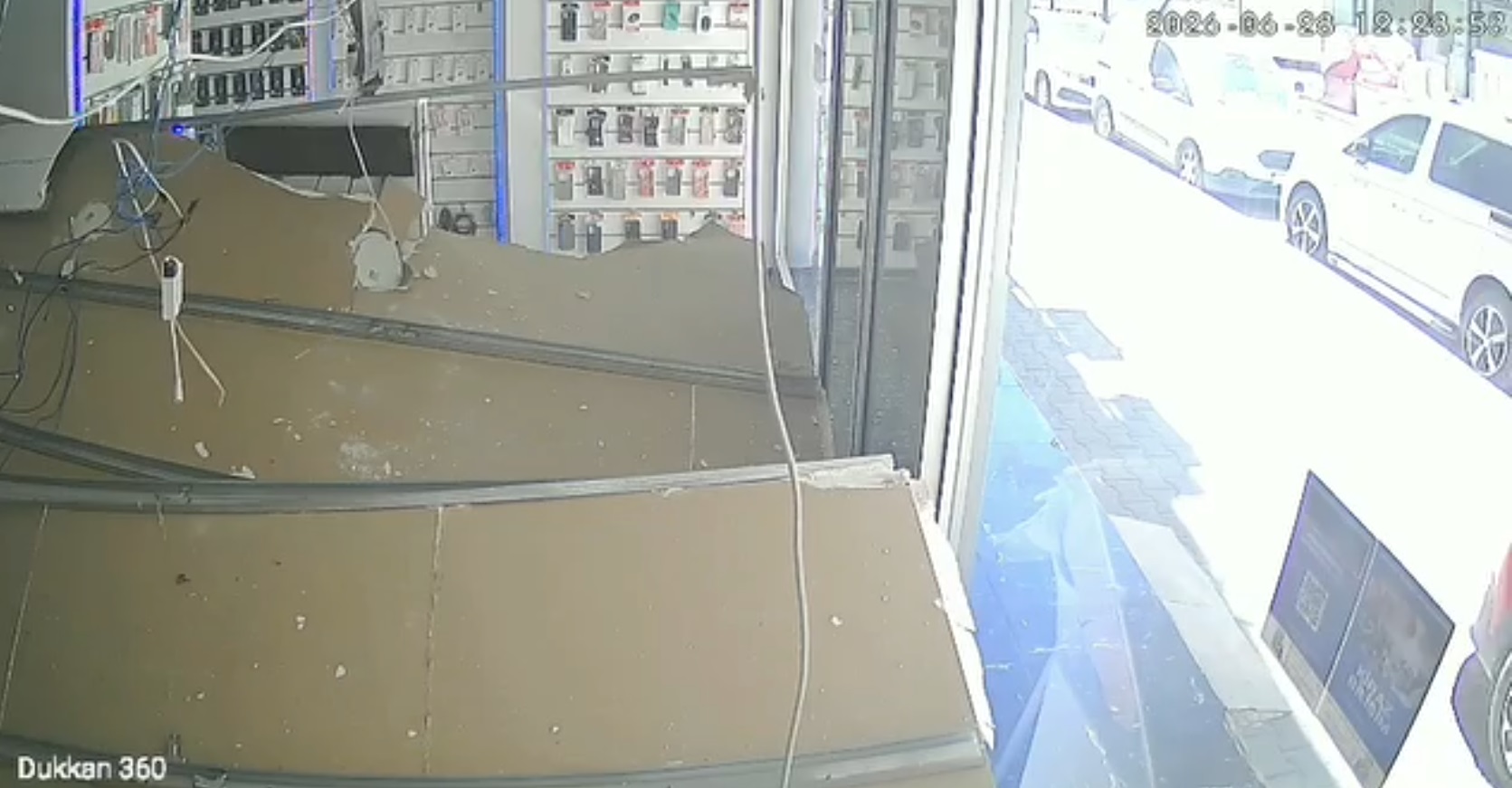 Adana’da iş yerinin asma tavanı masanın üzerine çöktü