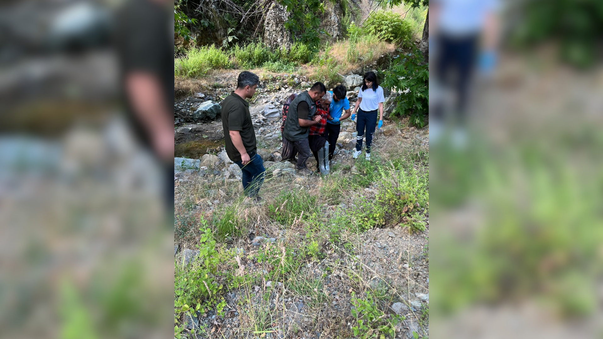 Kozan’da kayalıklardan düşen kişiyi orman ekipleri kurtardı