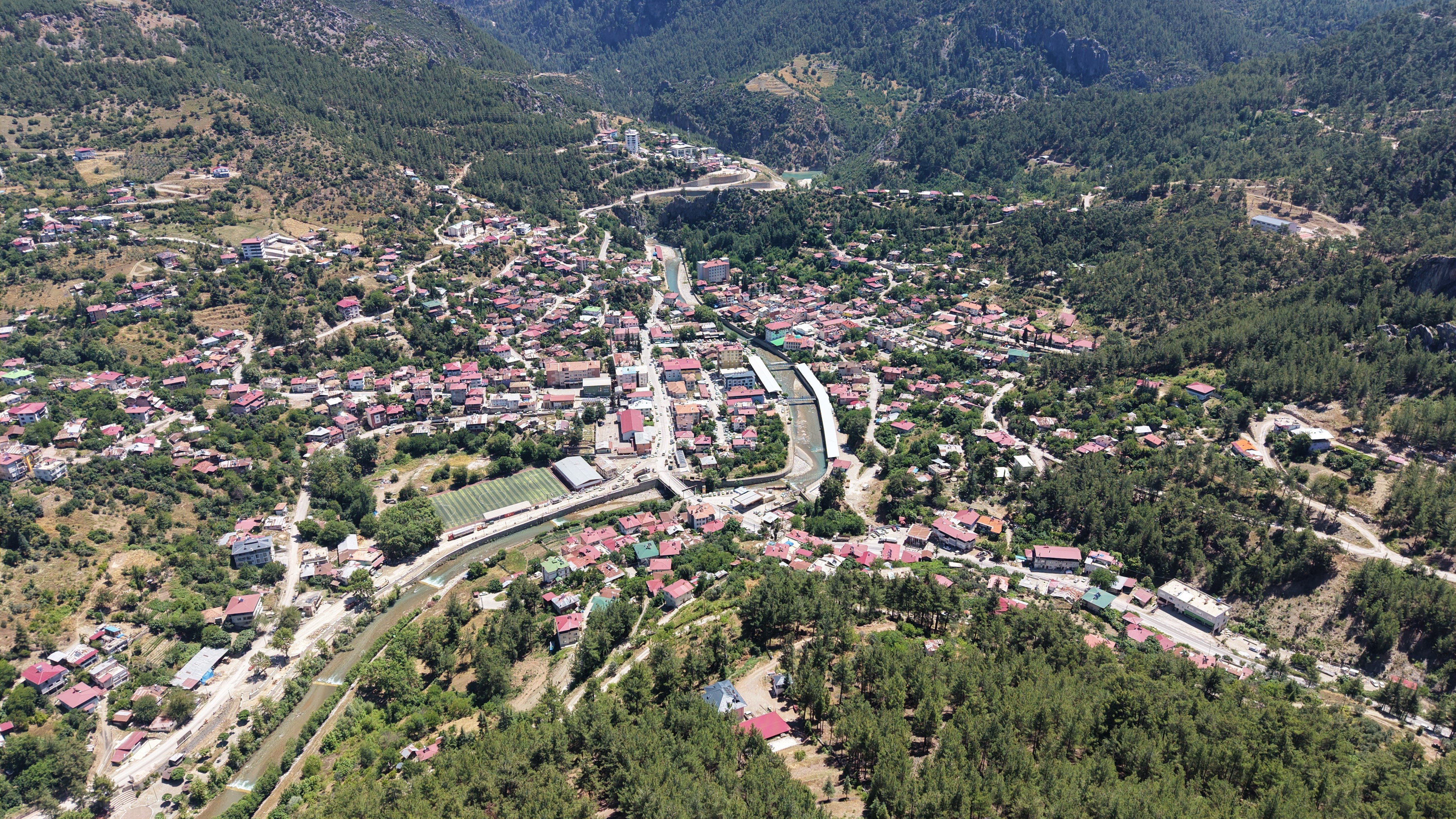 Sıcaklardan bunalanların yeni rotası Feke oldu