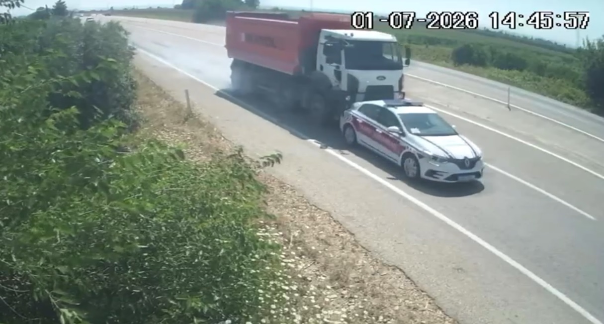 İmamoğlu’nda kamyon jandarma aracına çarptı: 2 asker yaralandı