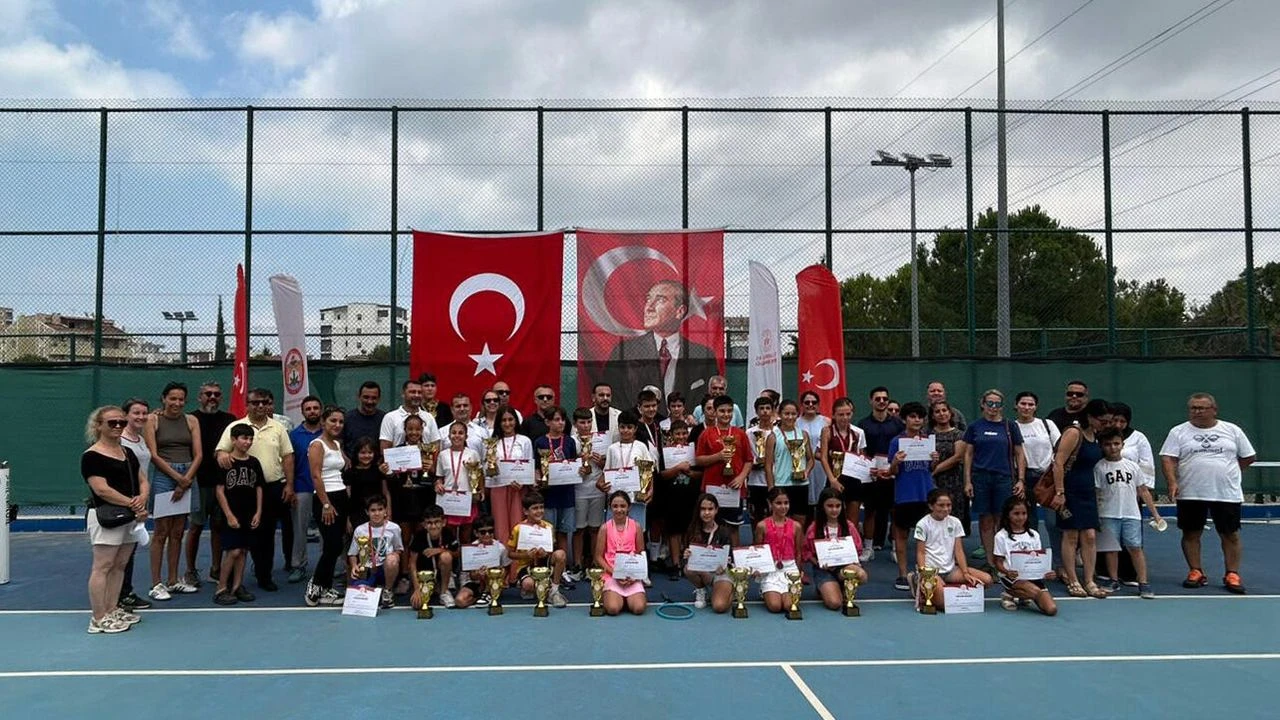 Adana Yaz Kupası’nda genç raketler kortta ter döktü