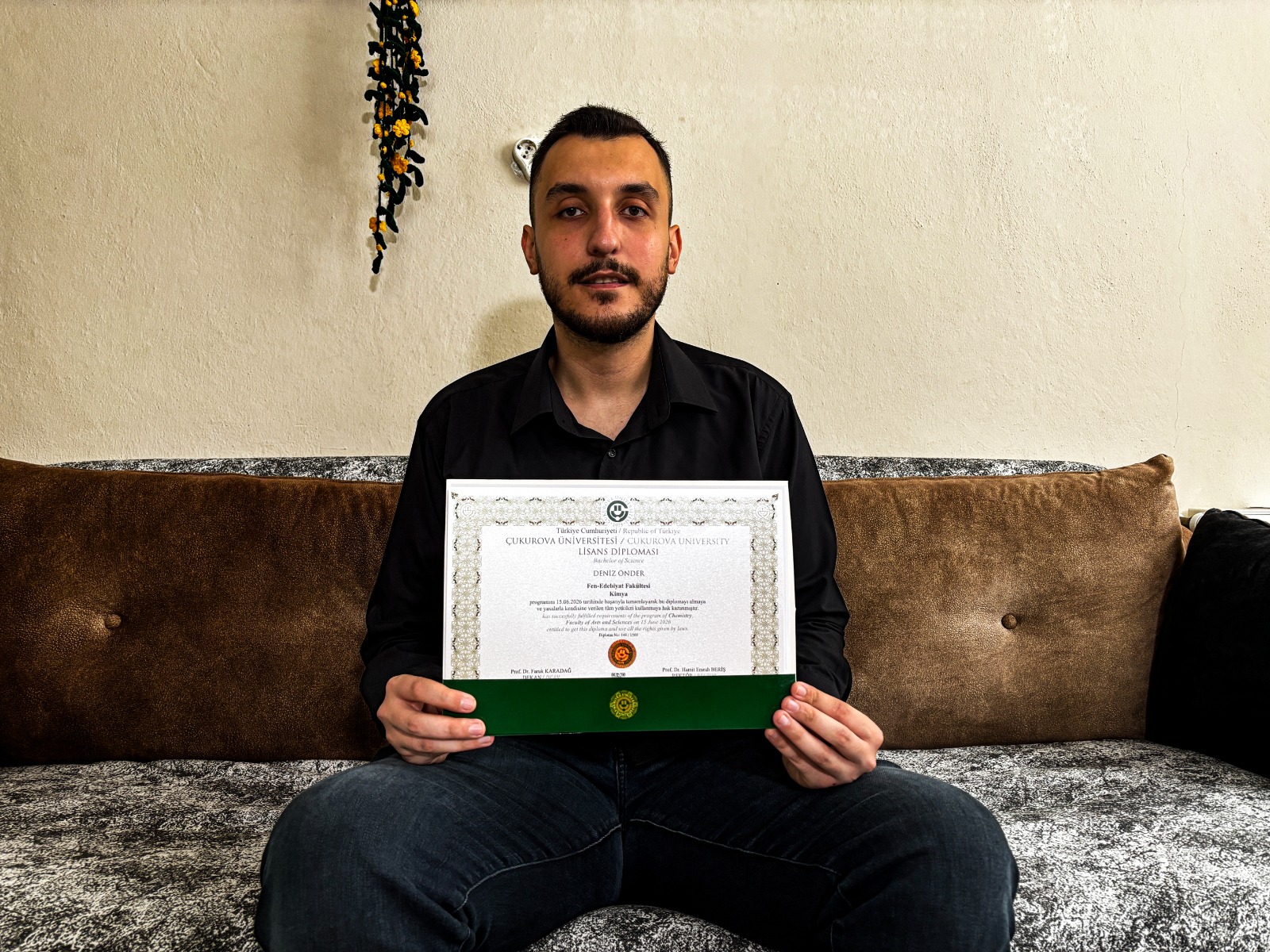 Kazadan sonra eğitimine döndü, fakülte birincisi oldu