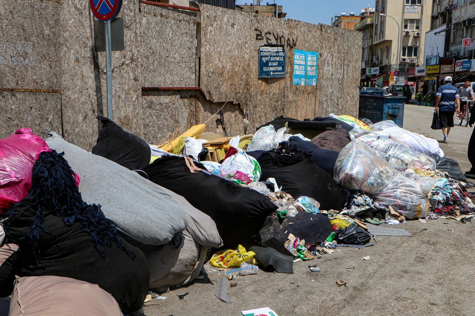 Saydam Caddesi’nde tekstil atığı tepkisi