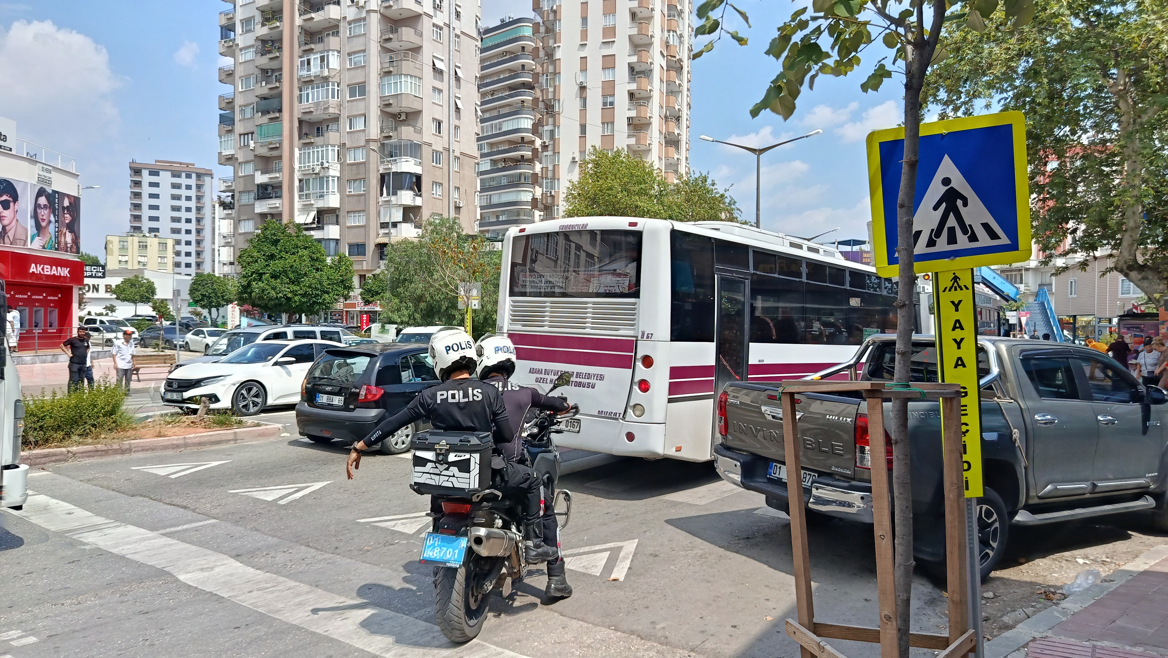 Yaya geçidinde minibüsün çarptığı genç kız hayatını kaybetti