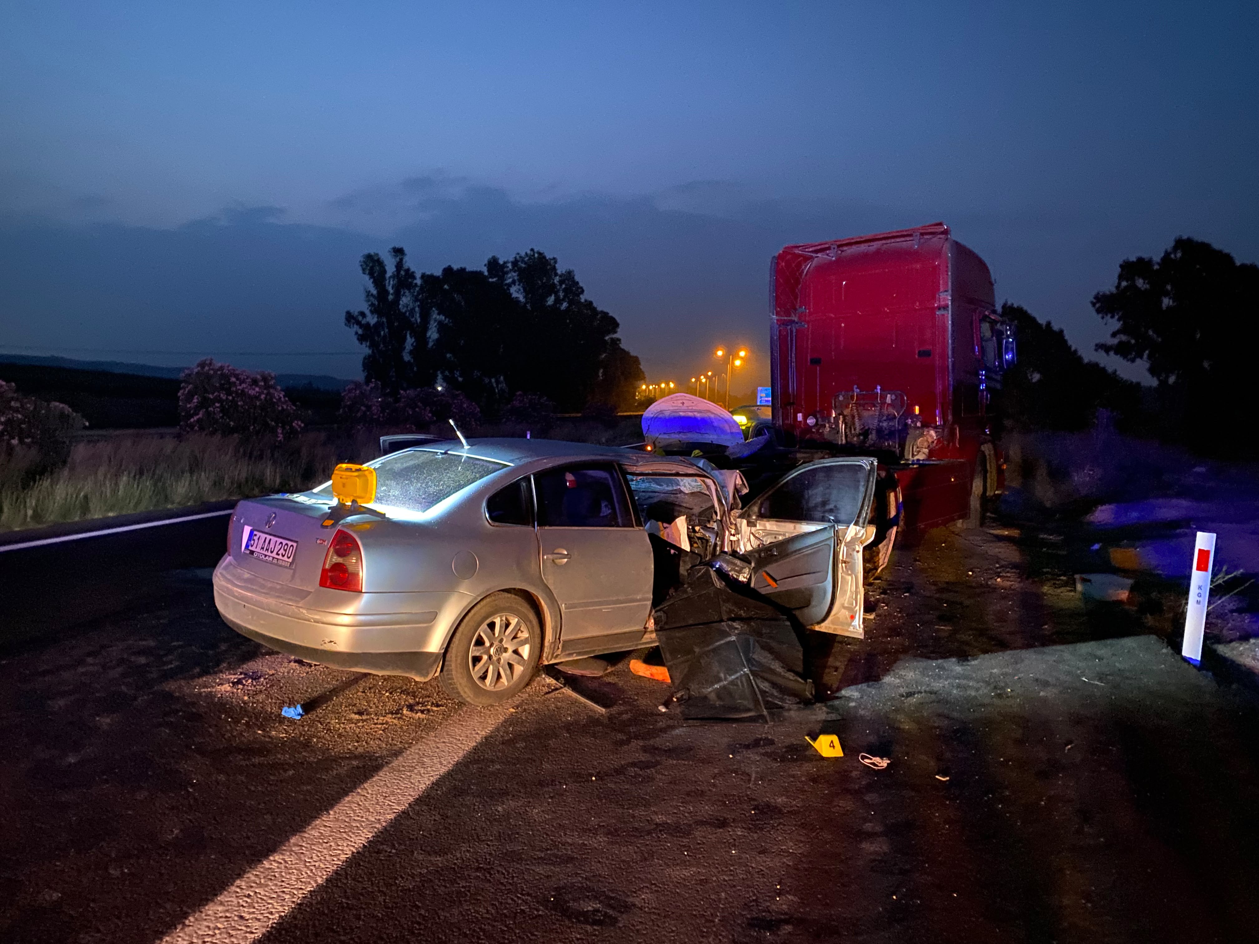 Arızalanan tıra arkadan çarpan otomobildeki 2 kişi hayatını kaybetti