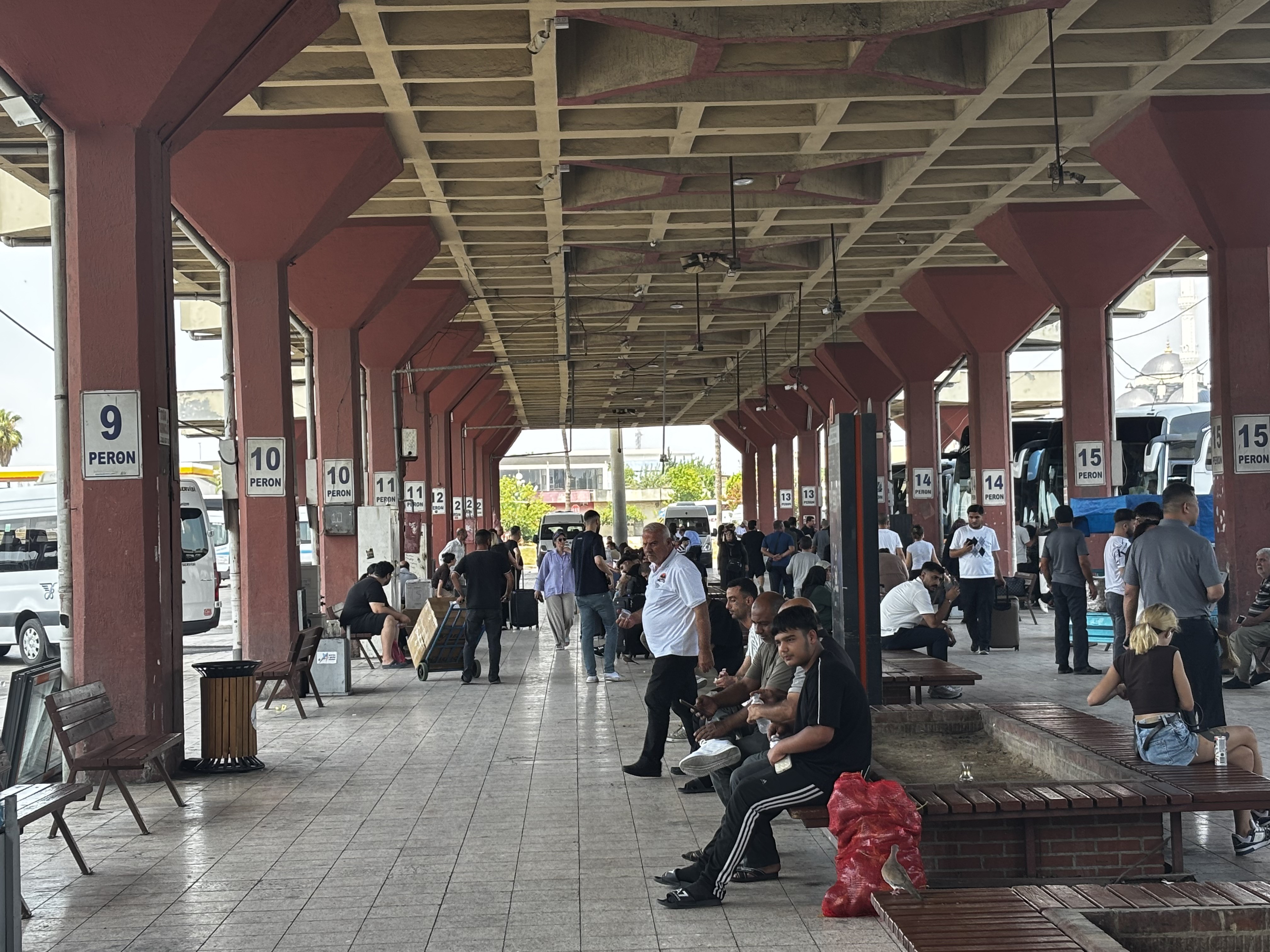 Adana Otogarı yaz sıcağına teslim oldu: Vatandaş isyan etti