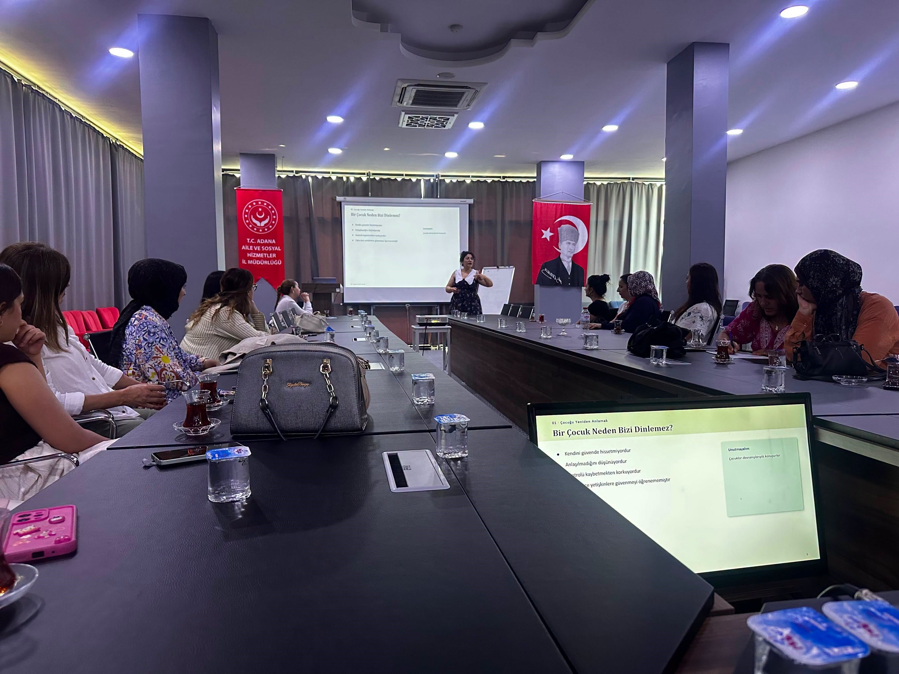 Adana'da çocuk kuruluşu personeline etkili iletişim eğitimi
