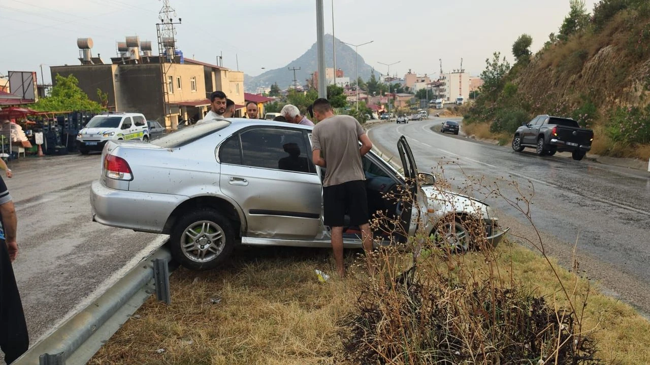 Kozan’da refüjdeki bariyere çarpan sürücü yaralandı