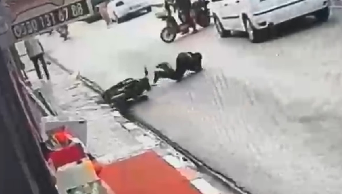 Ceyhan’da seyir halindeki motosikletin sürücüsü fenalaşıp yere düştü