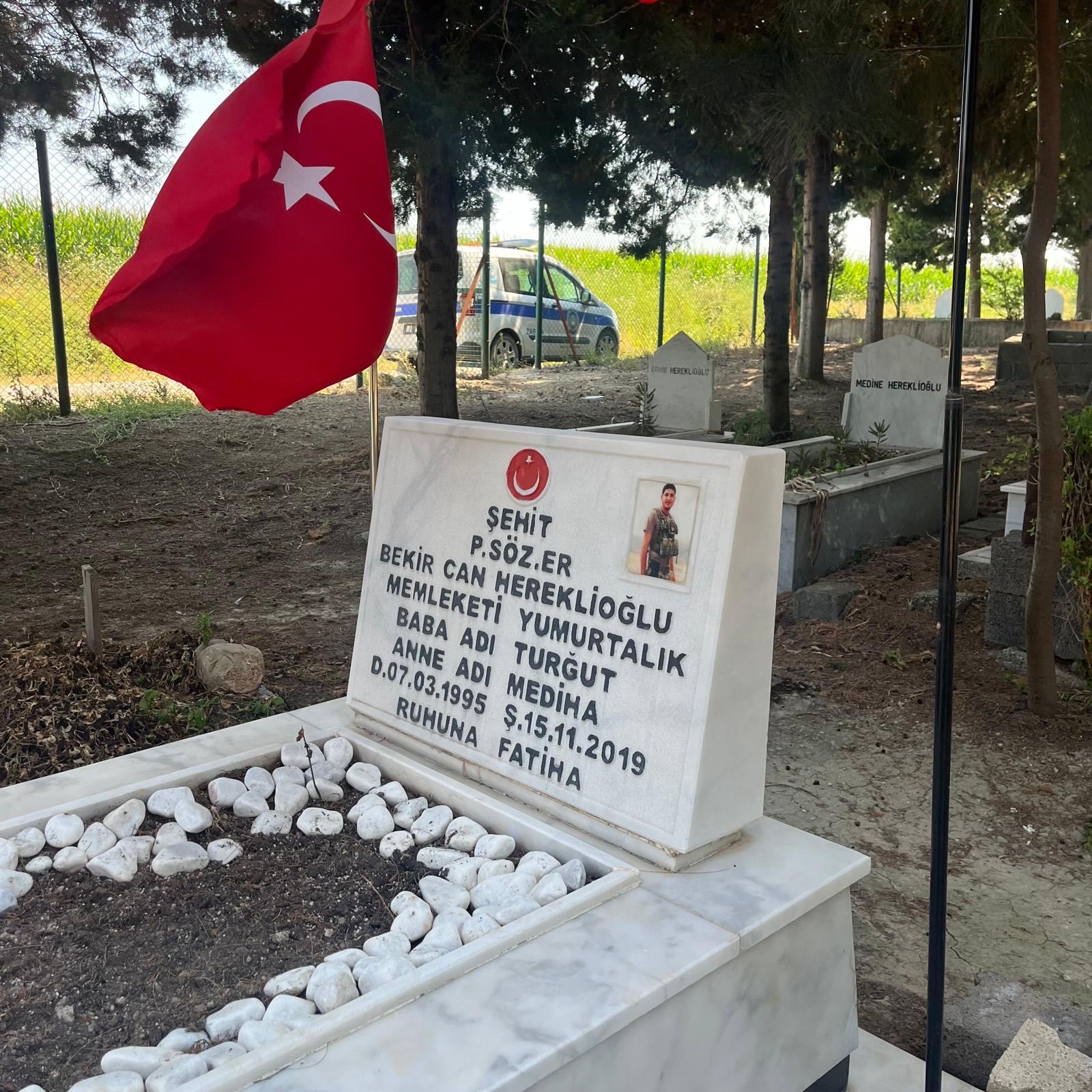Yumurtalık’ta şehit kabirlerindeki bayraklar yenilendi