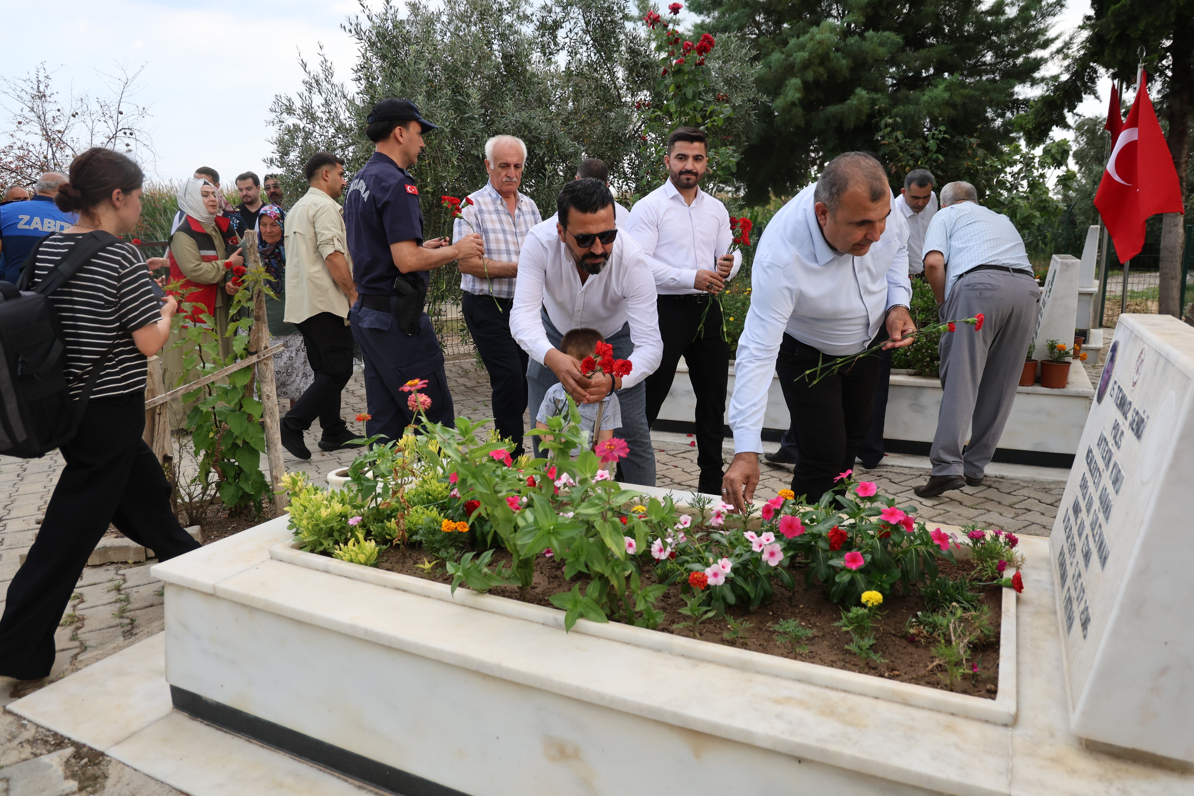 Kozan’da 15 Temmuz şehidi Aytekin Kuru kabri başında anıldı
