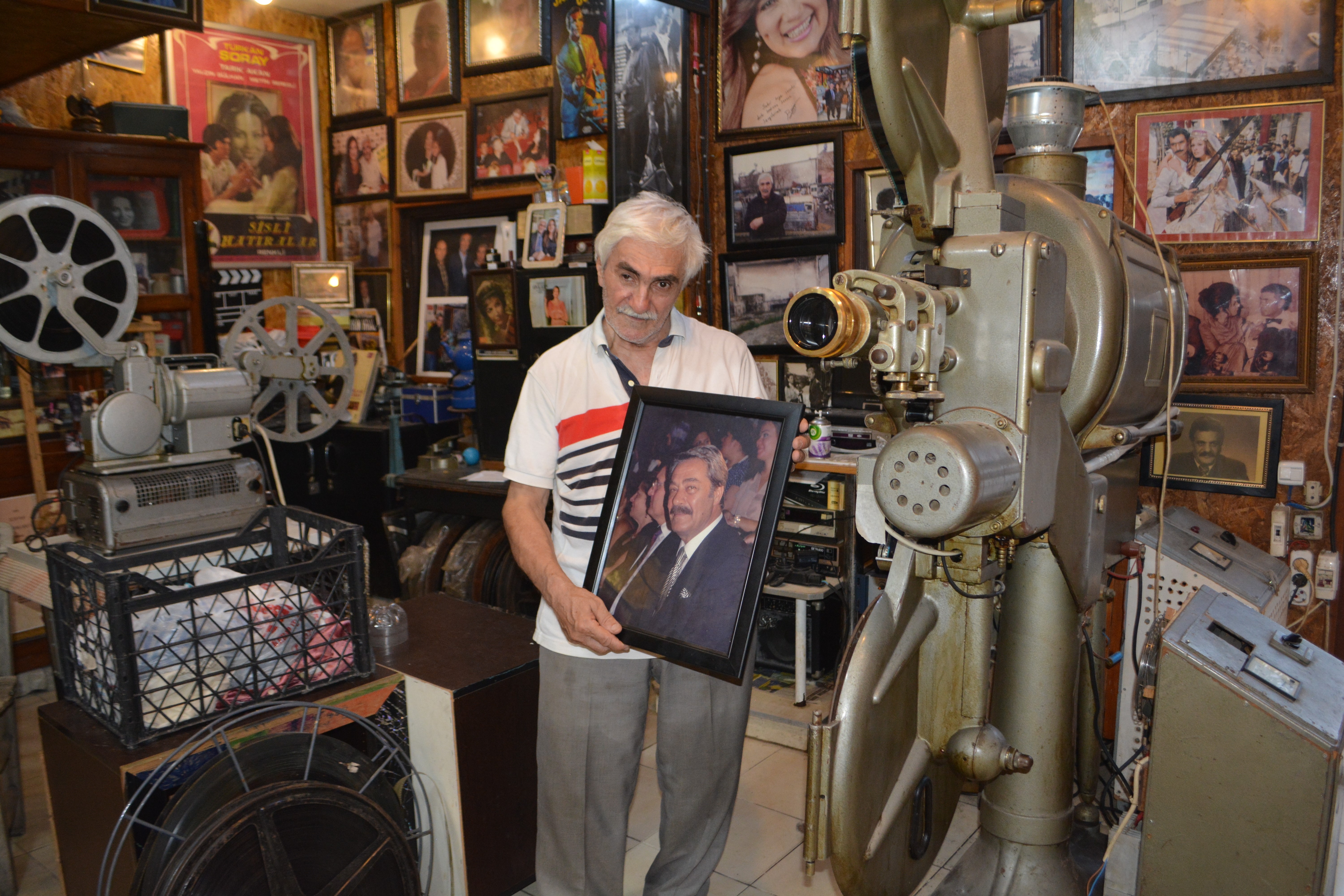 Adanalı sinema emektarı Sabri Şenevi, Kadir İnanır’ın anısını yaşatıyor