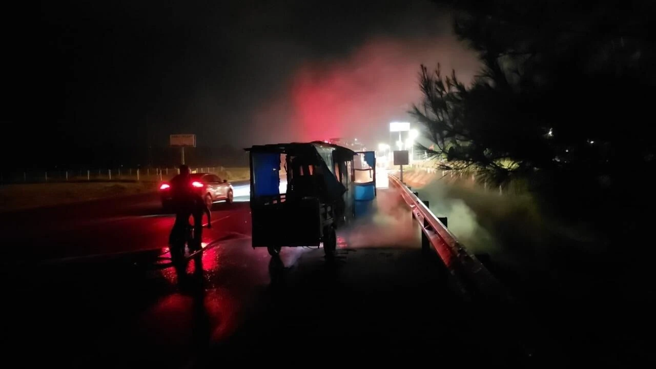 Kozan’da elektrikli motosiklet alev aldı