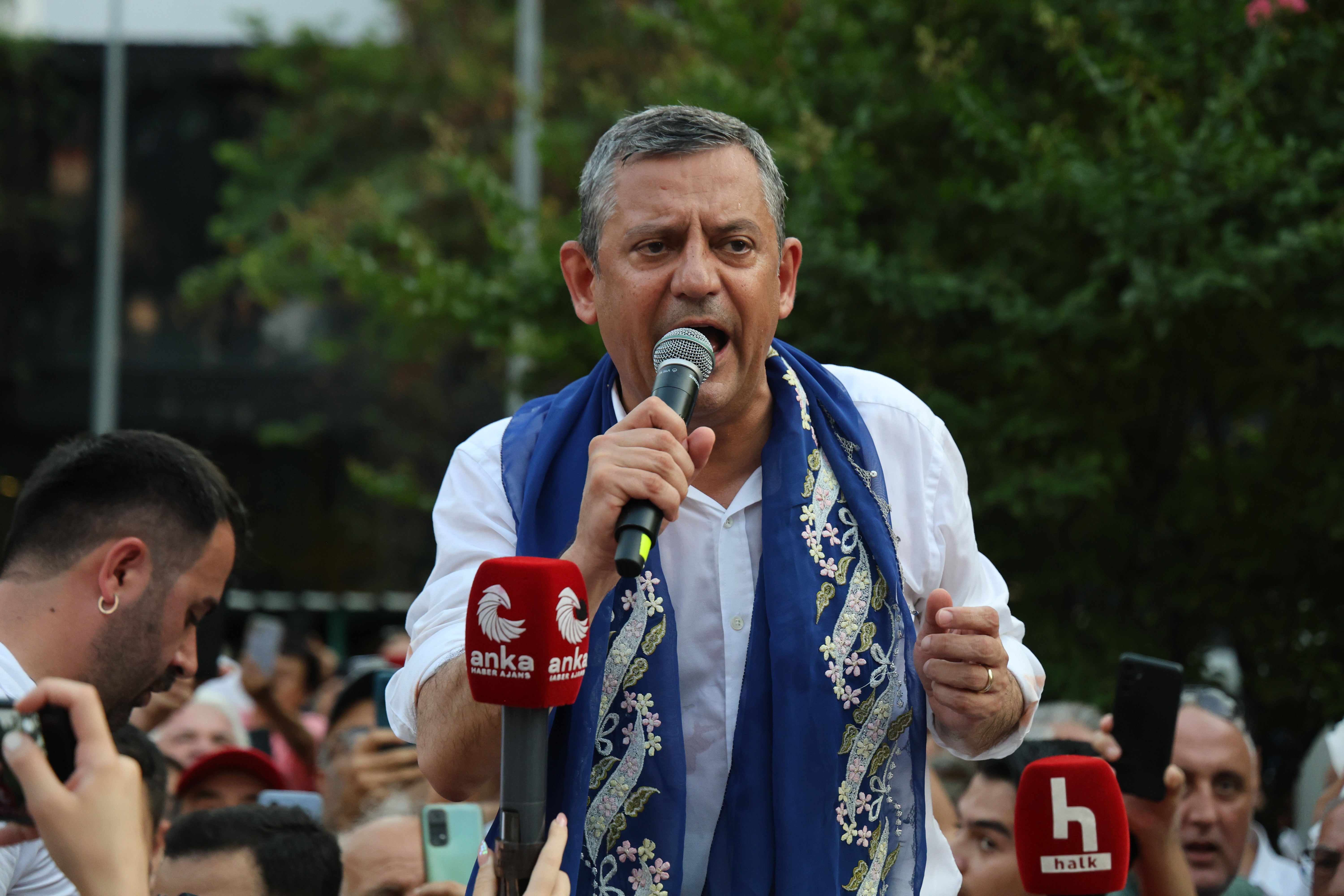 Özgür Özel'den yeni parti sinyali: "Sizi hiç üzmeden yeni bir yol açacağız"