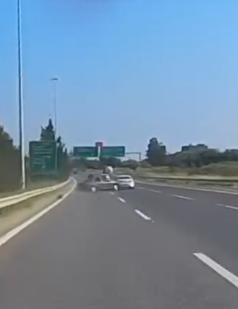 Pozantı Otoyolu’nda otomobil bariyerlere çarptı