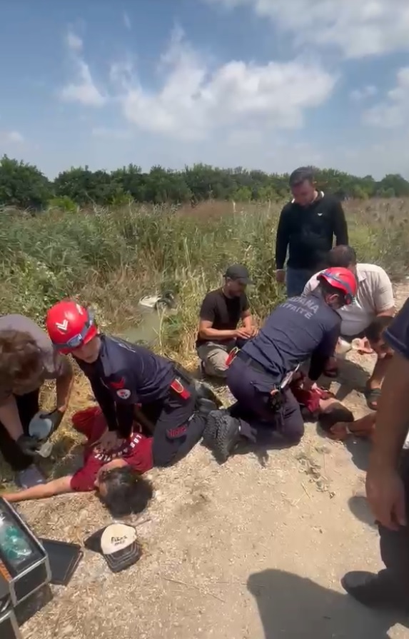 Adana’da otomobil sulama kanalına uçtu: 2 kadının kalbi masajla yeniden çalıştırıldı
