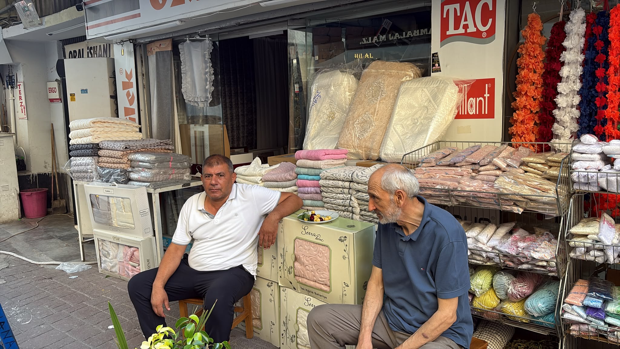 Adana Melek Girmez Çarşısı’nda elektrik kesintisi esnafı zor durumda bıraktı