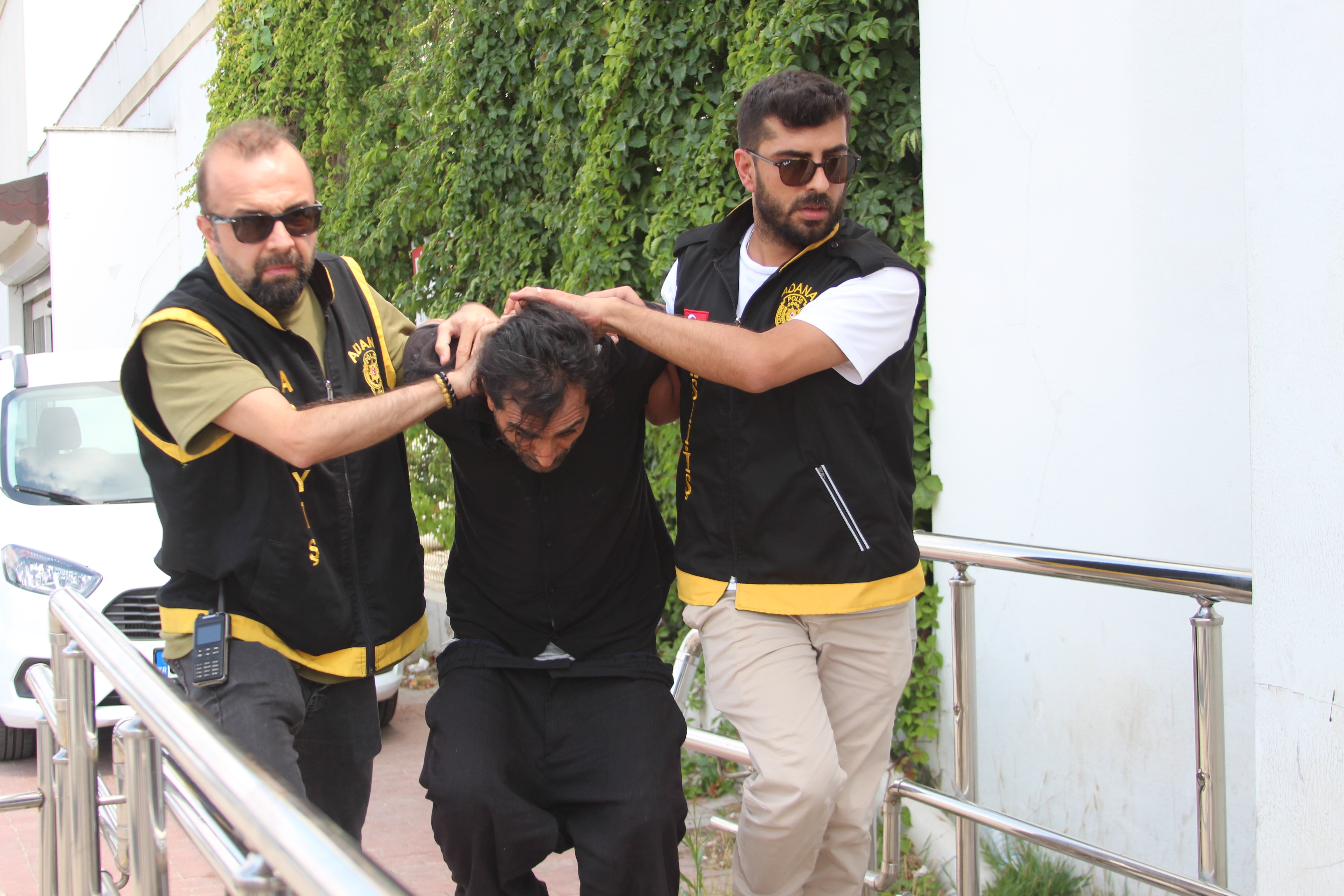 Birlikte yaşadığı kadını çekiçle darbedip boğazından bıçaklayan saldırgan tutuklandı