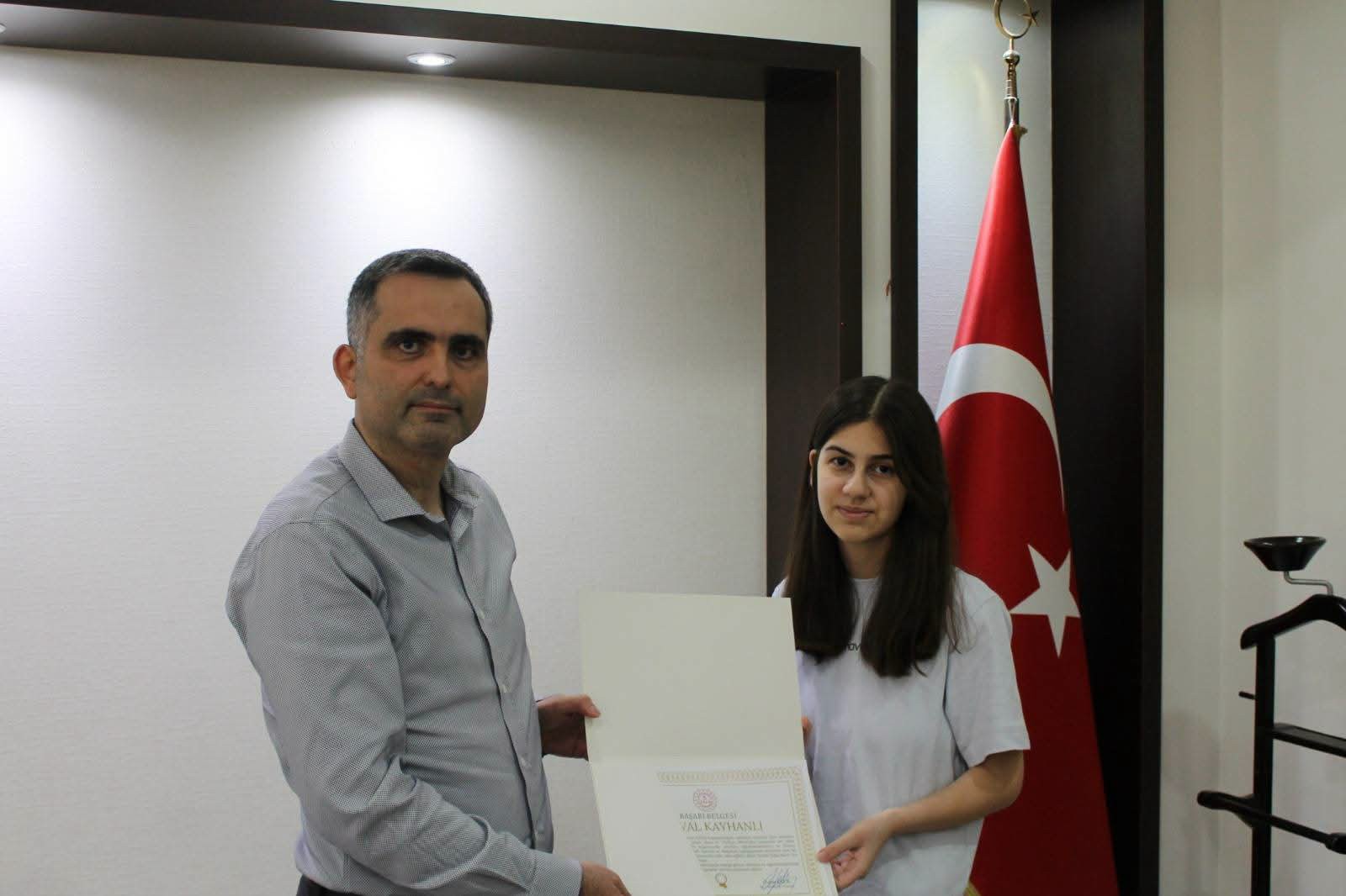 Kozan’ın LGS birincisi Şevval Kayhanlı'ya ödül