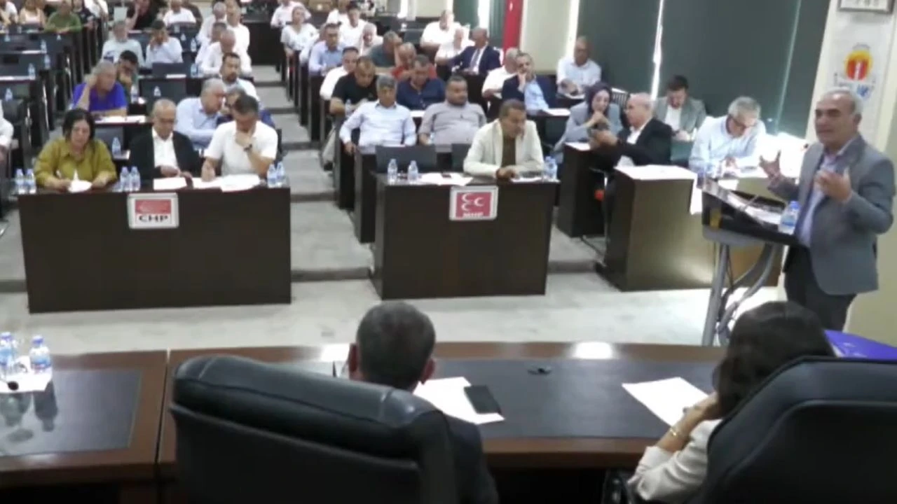 Cemal Demirdağ’dan belediye meclisinde asfalt çıkışı: “5 milyon ton asfaltın hesabı açıklansın”