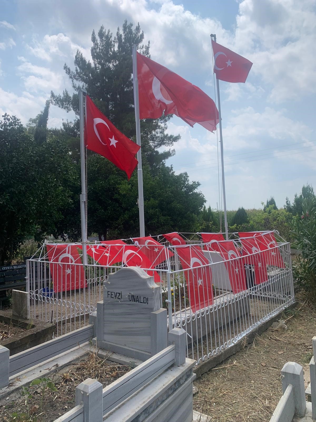 Kozan’da rüzgarla devrilen şehit bayrağı yeniden dikildi