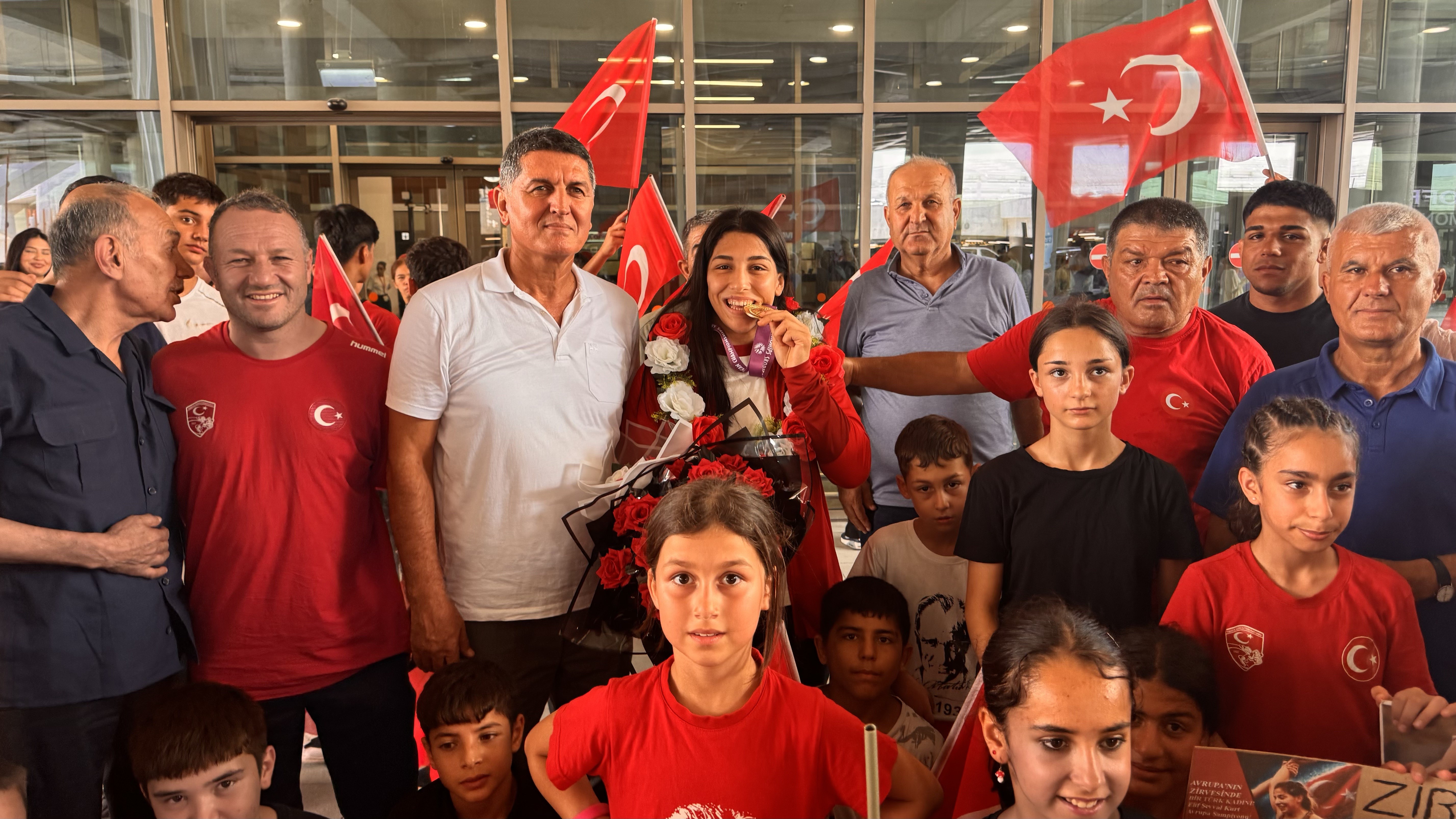 Adanalı Avrupa şampiyonu Elif Şevval Kurt’a coşkulu karşılama