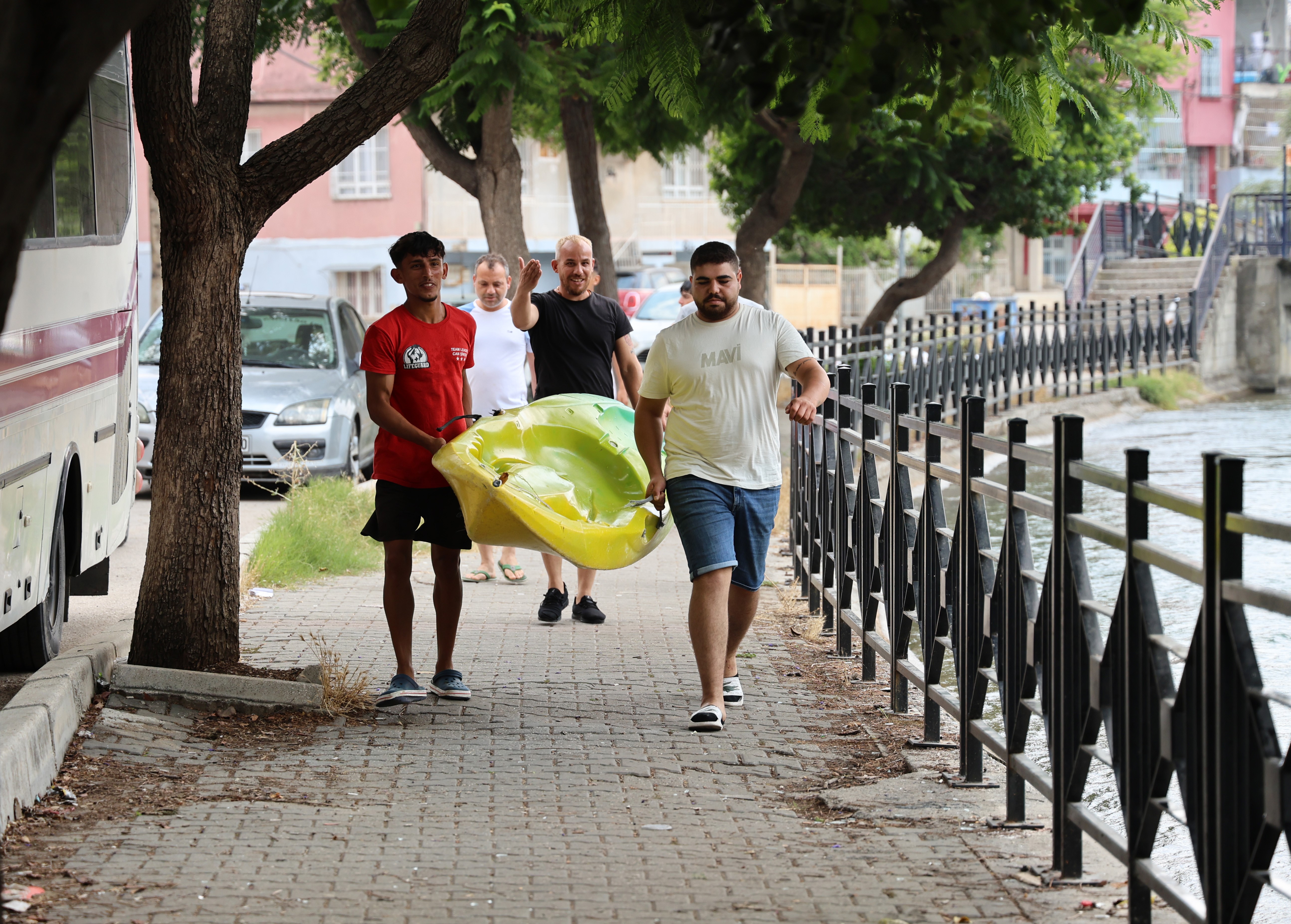 Adana’da sulama kanalı nöbeti: Mahalleli çocuklar için gönüllü cankurtaran ekibi kurdu