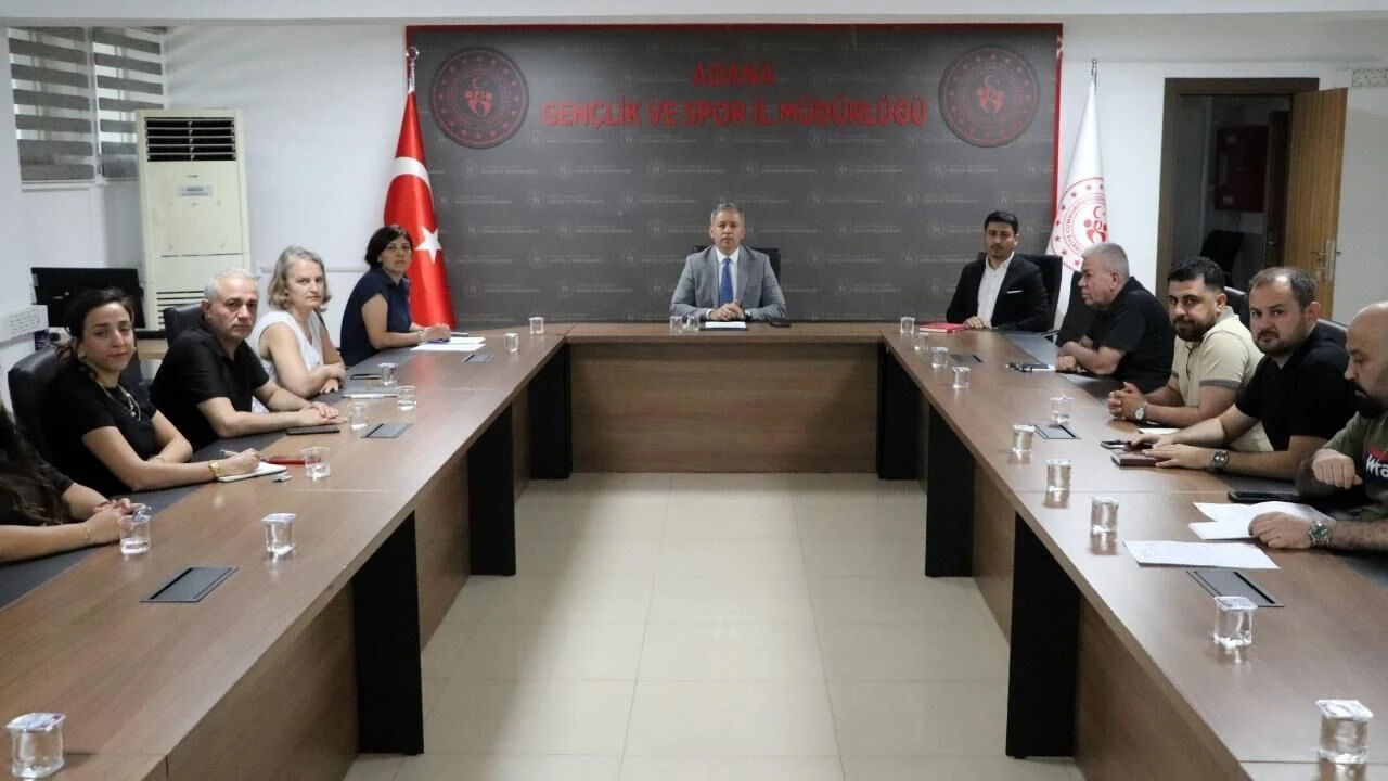 Adana’da Vizyon 2040’un gençlik ve spor projeleri için saha toplantısı