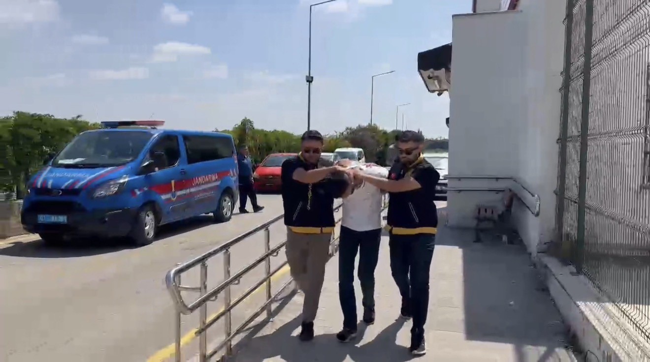 Yüreğir'de kadın kılığına girip iş yerine kurşun yağdıran şüpheli tutuklandı