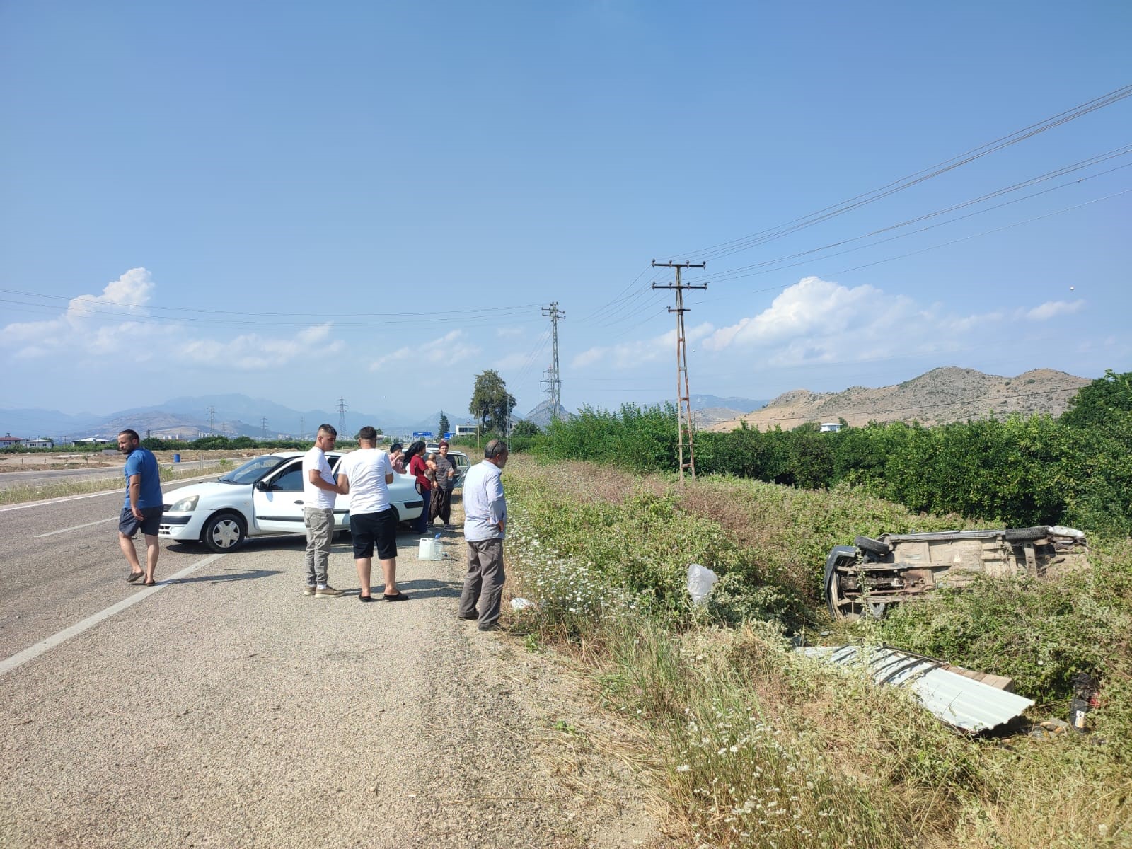 Kozan’da kontrolden çıkan otomobil bahçeye devrildi: 4 kişi yaralandı