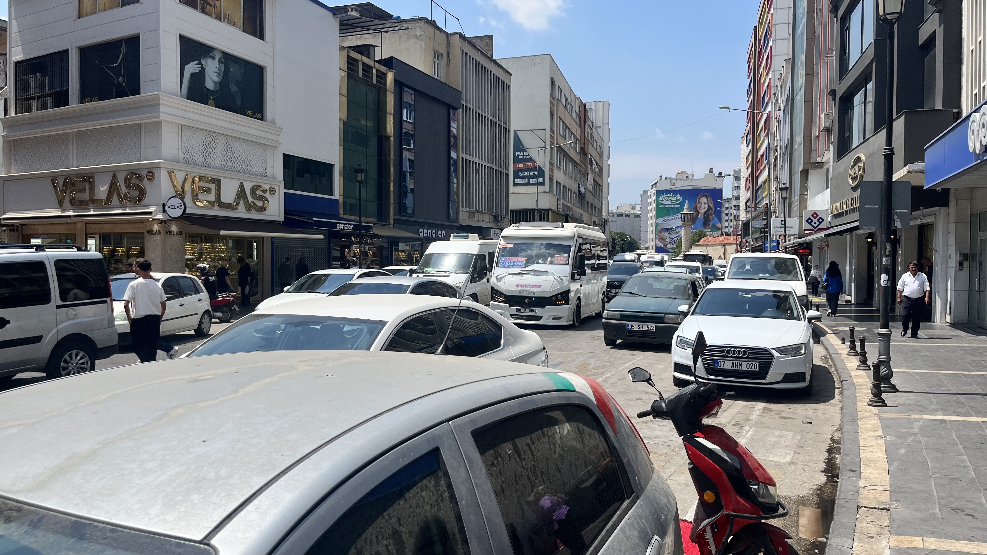Adana’da yol kenarları ve kaldırımlar açık otoparka döndü