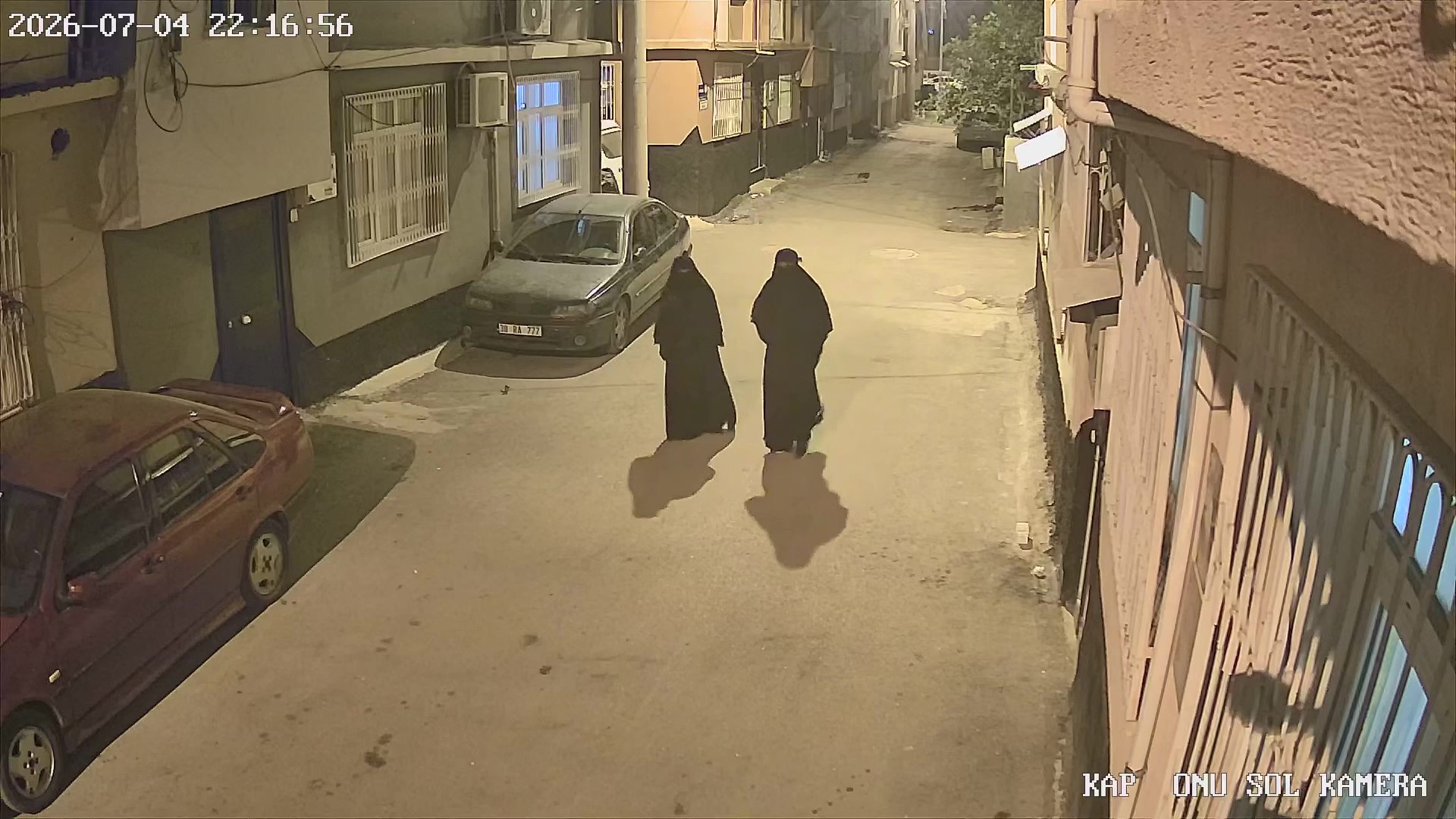 Adana’da çarşaflı hırsızlık şüphelileri güvenlik kamerasına yakalandı