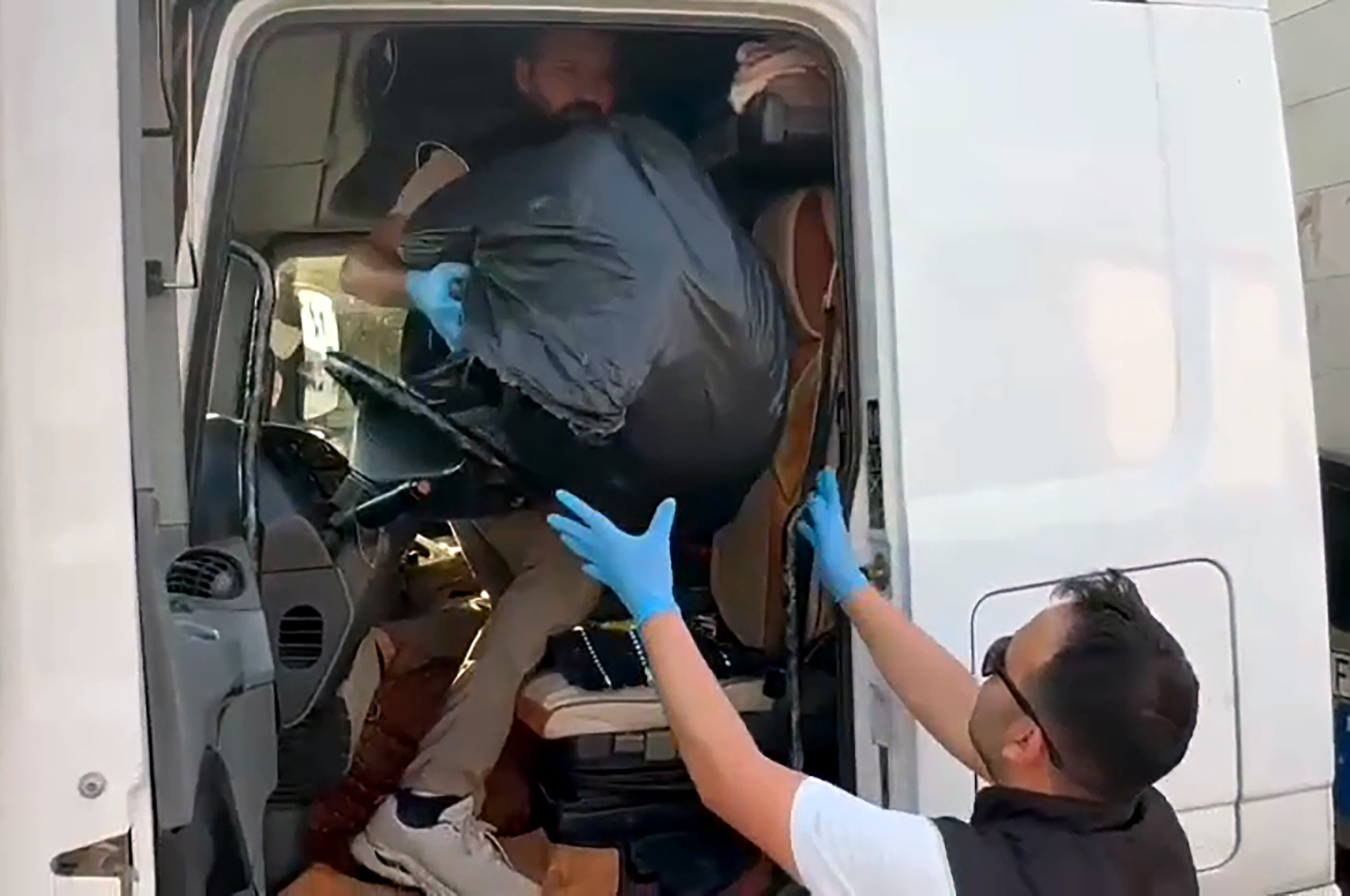 Polisin takibiyle durdurulan tırda 24 kilo uyuşturucu madde ele geçirildi