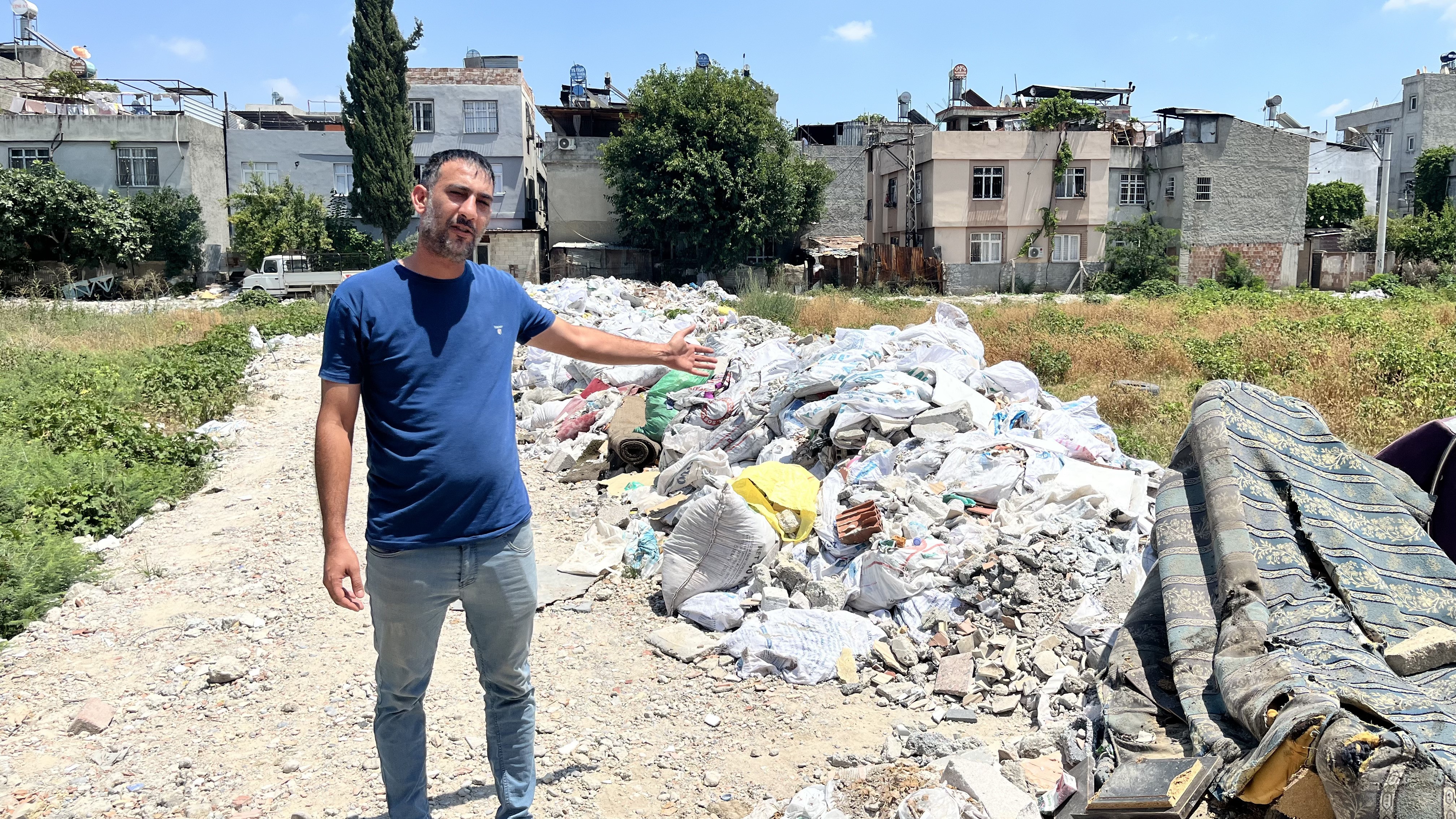 Seyhan’da boş arsa çöplüğe döndü, mahalleli tepki gösterdi