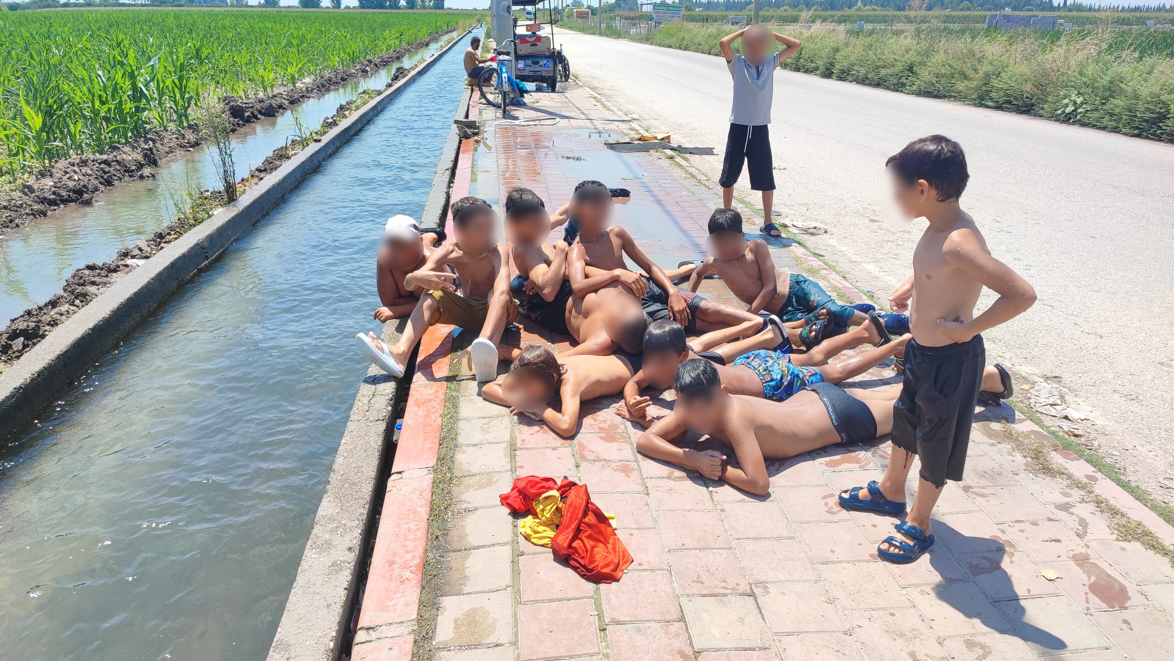 Adana’da çocukların tehlikeli serinliği: Sulama kanalı plajı aratmadı