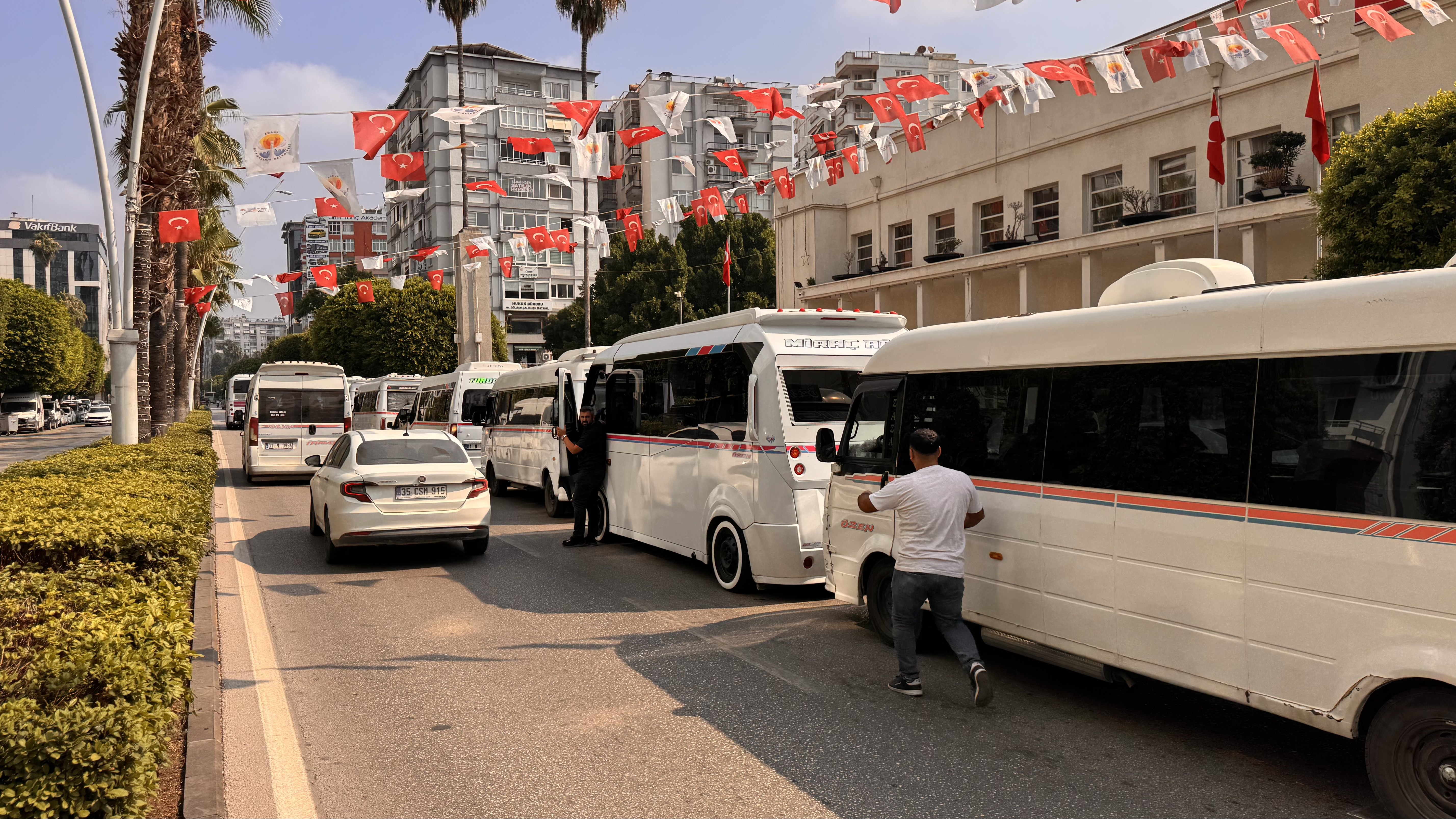 Adana’da dolmuşçular güzergah değişikliğini protesto etti