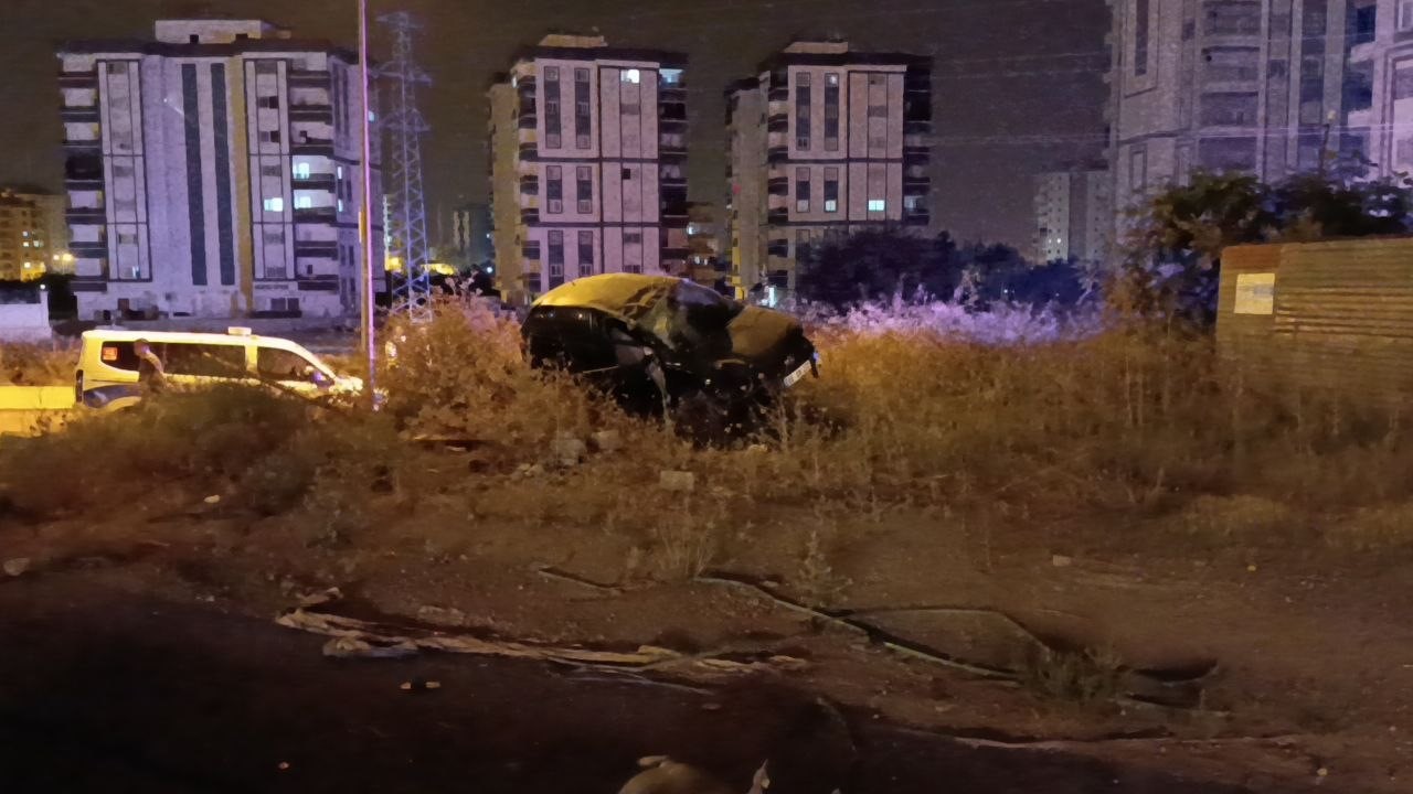 Kozan’da otomobil takla attı: 2 kişi yaralandı