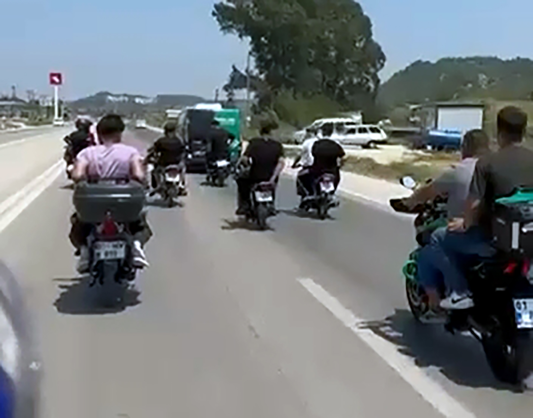 Adana’da motosiklet kazasında hayatını kaybeden genç, arkadaşlarının konvoyuyla son yolculuğuna uğurlandı
