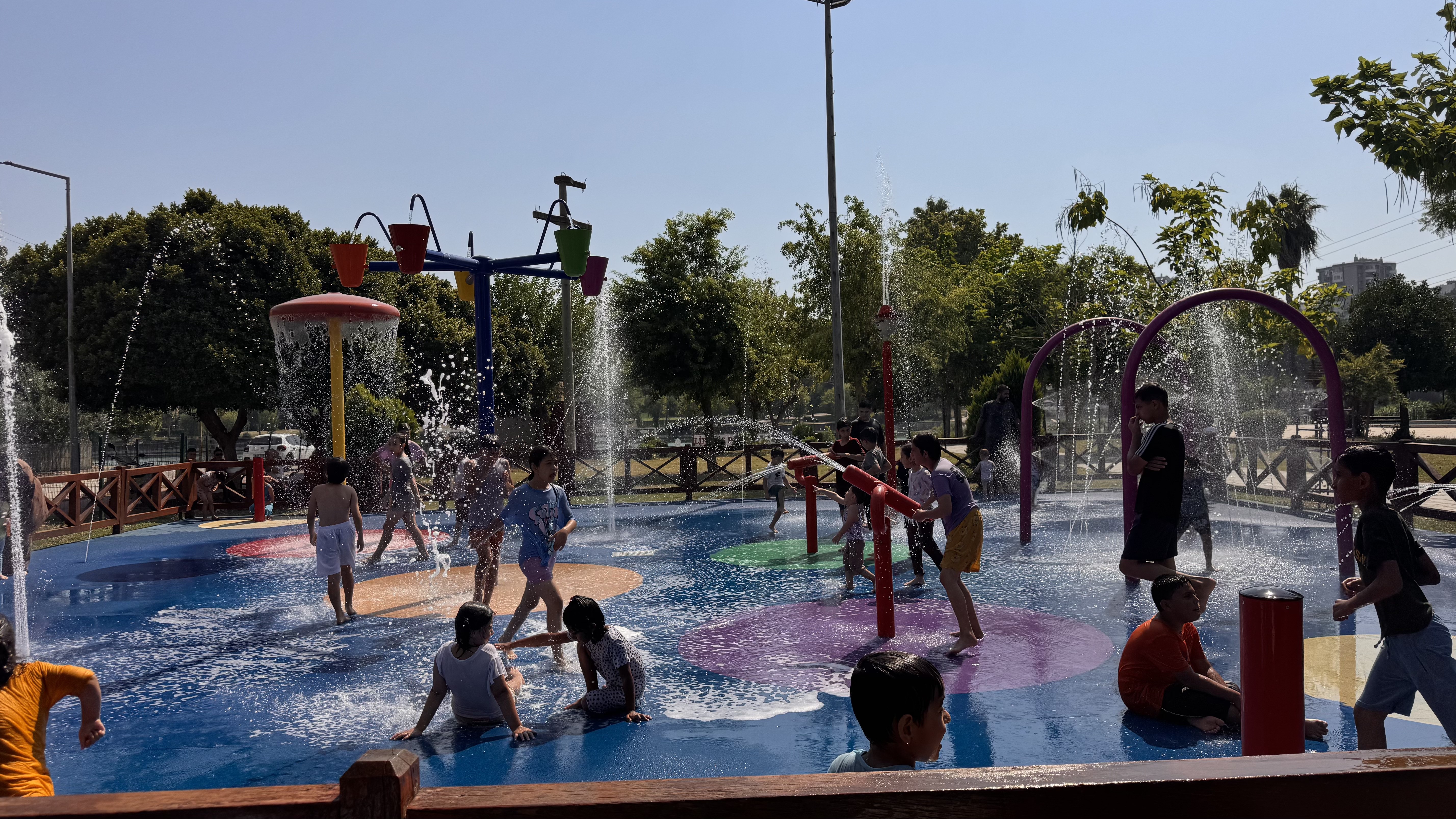 Adana sıcağında çocukların adresi su oyun parkları oldu