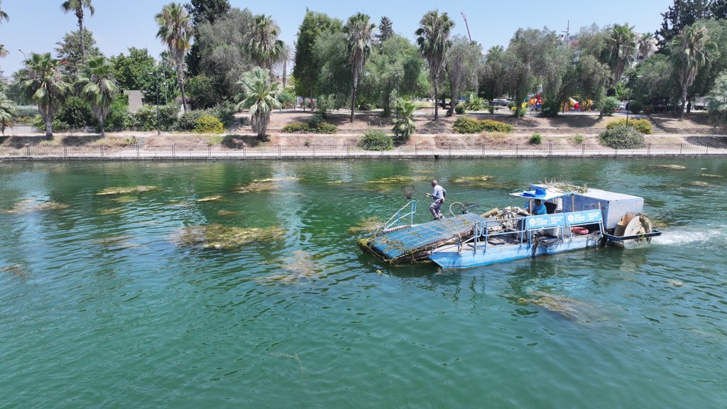 Adana Büyükşehir Belediyesi’nden Seyhan Nehri’nde temizlik çalışması