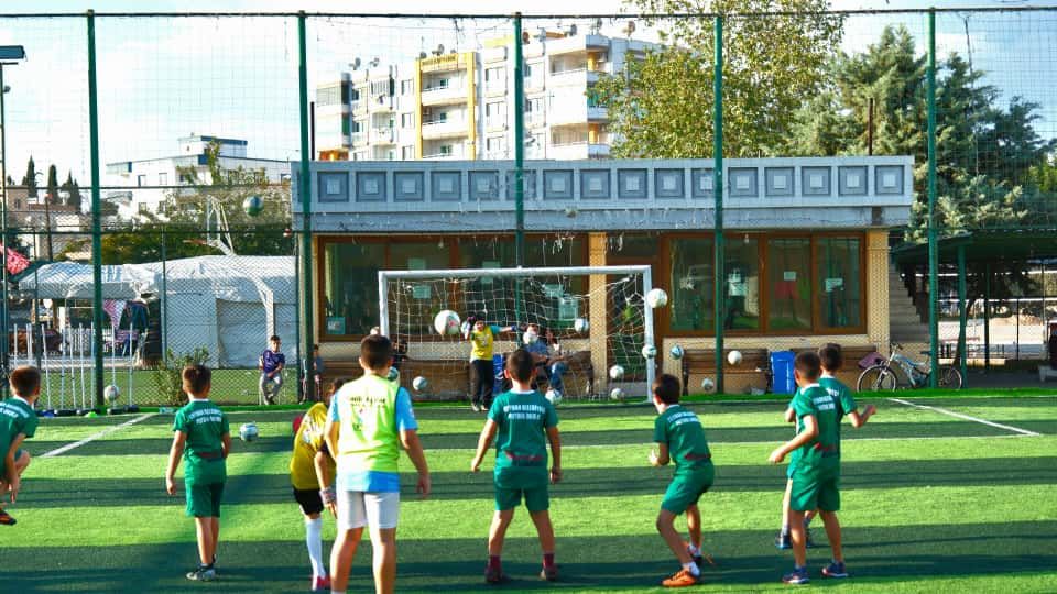 Ceyhan’da çocuklar için ücretsiz futbol okulu başladı