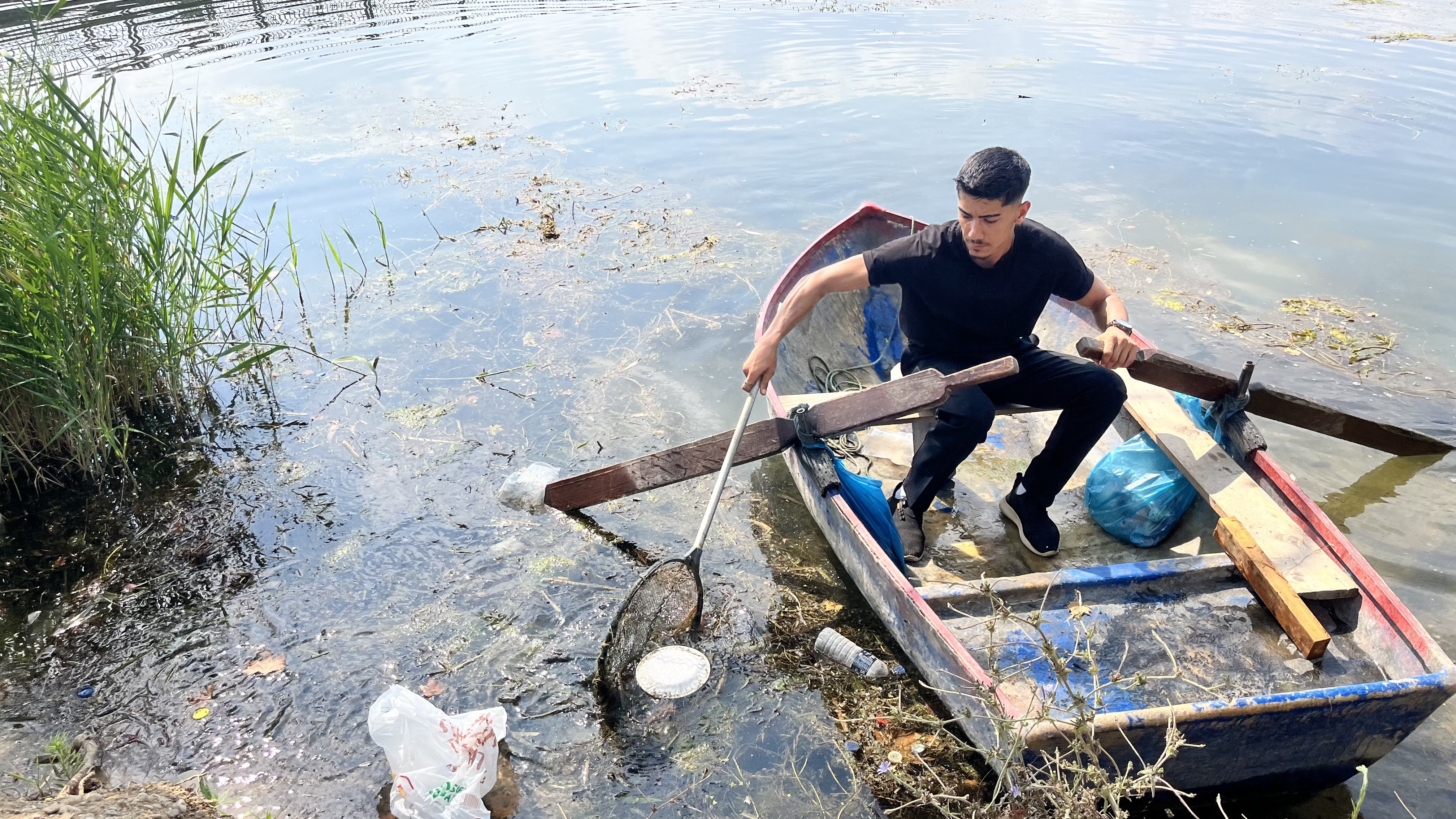 Gönüllü genç sandalıyla Seyhan Nehri’ni temizledi